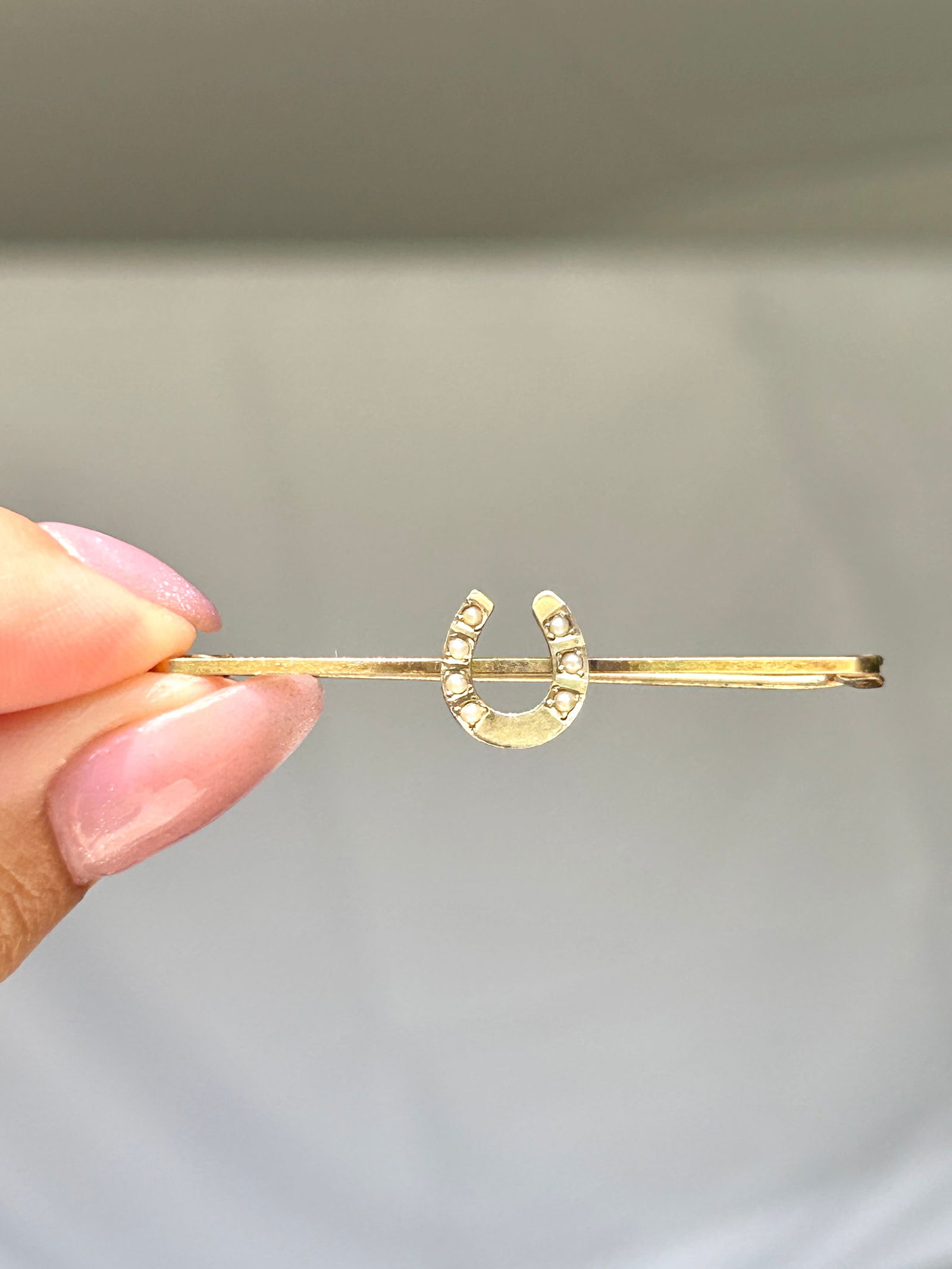 antique 9ct gold and pearl lucky horseshoe bar brooch in fitted box: antique 9ct gold and pearl lucky horseshoe bar brooch in fitted box stamped 9ct weight 1.92 g measures 5 cm office use only uhz 