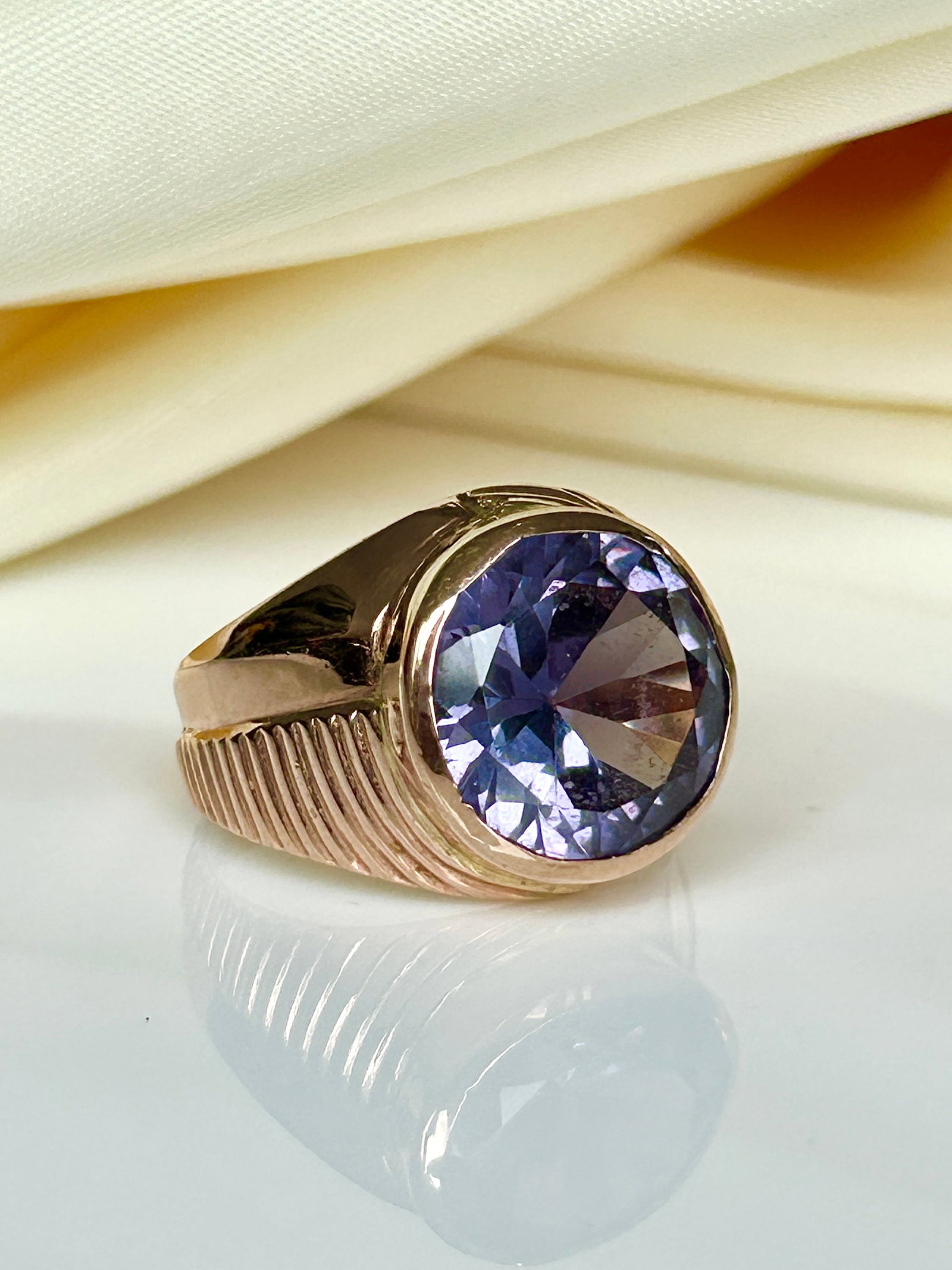 chunky 18ct yellow gold colour changing stone ring - 10