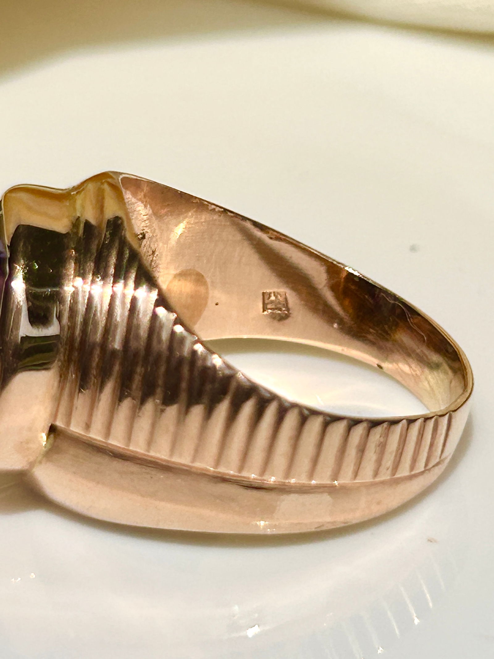 chunky 18ct yellow gold colour changing stone ring - 2