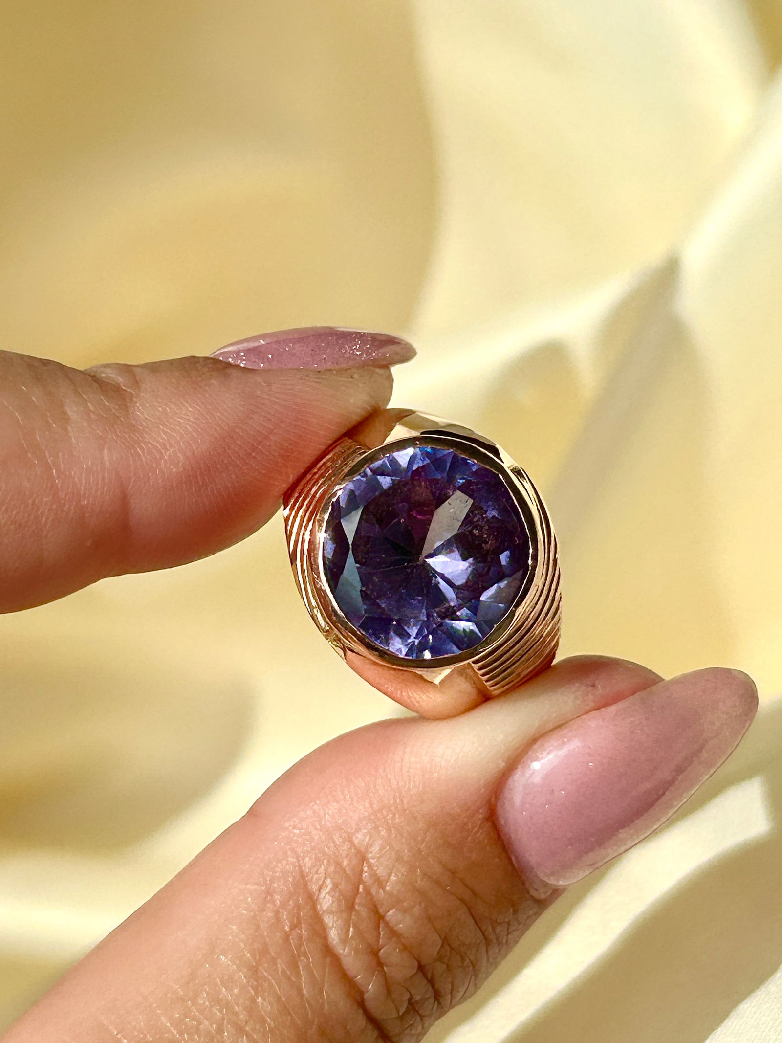 chunky 18ct yellow gold colour changing stone ring - 4