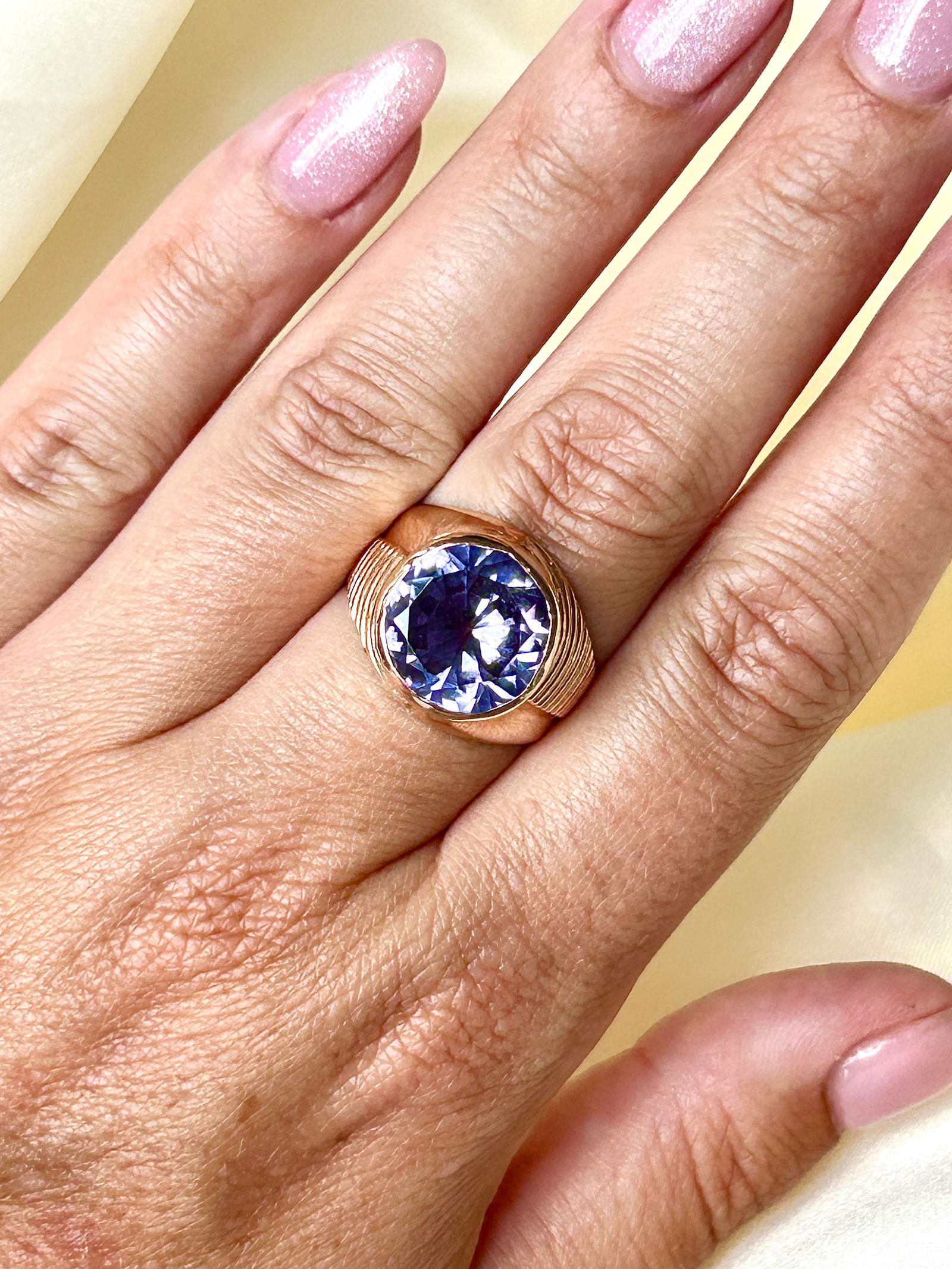 chunky 18ct yellow gold colour changing stone ring - 6