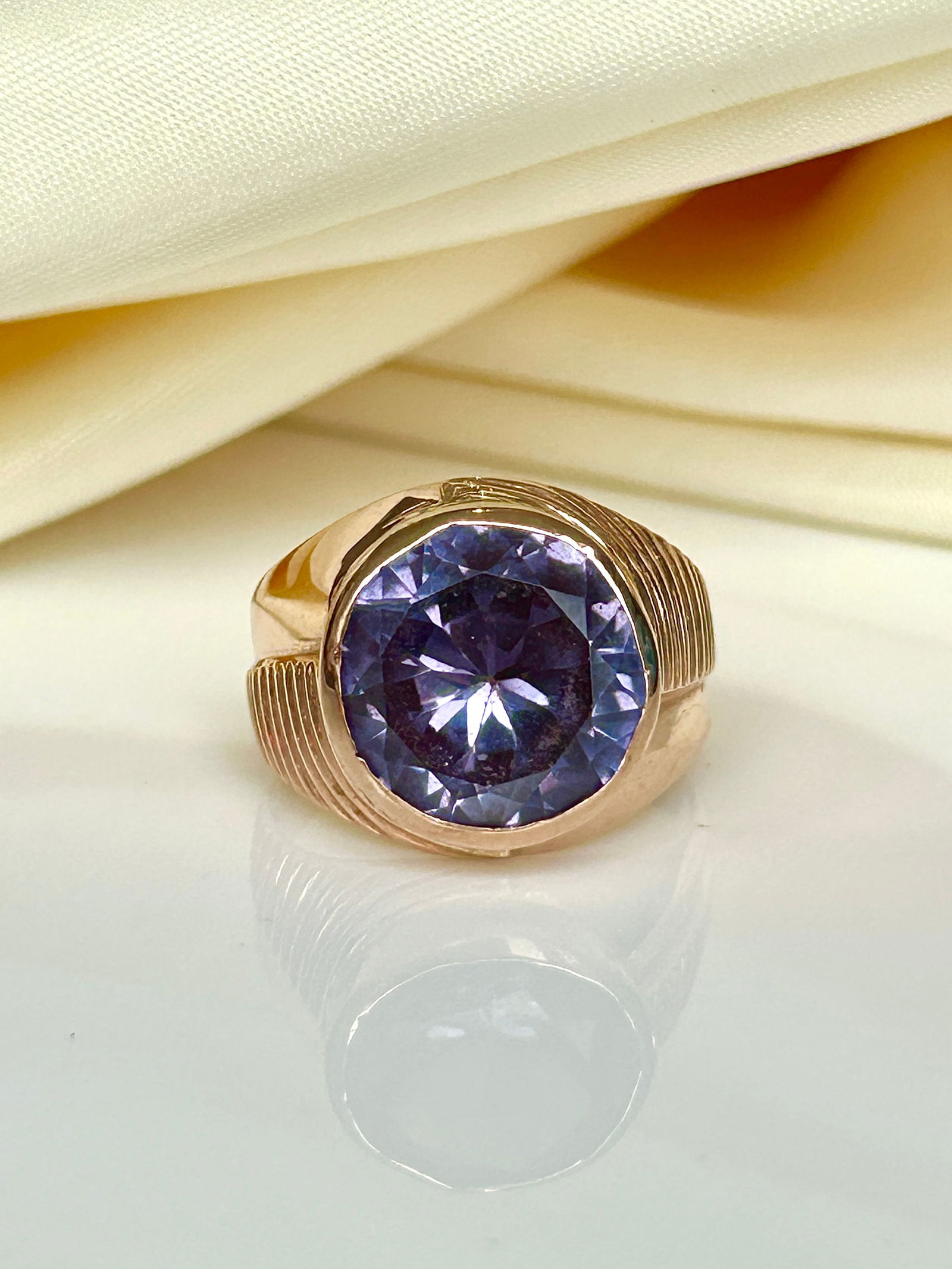 chunky 18ct yellow gold colour changing stone ring - 7