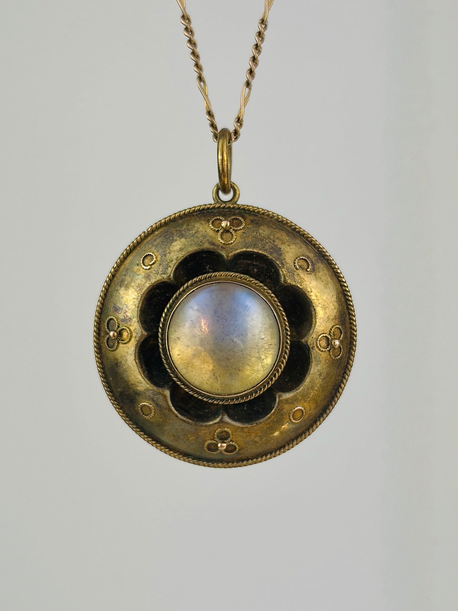 antique gold and moonstone round pretty pendant - victorian era: antique gold and moonstone round pretty pendant Wonderful pendant from the Victorian era!