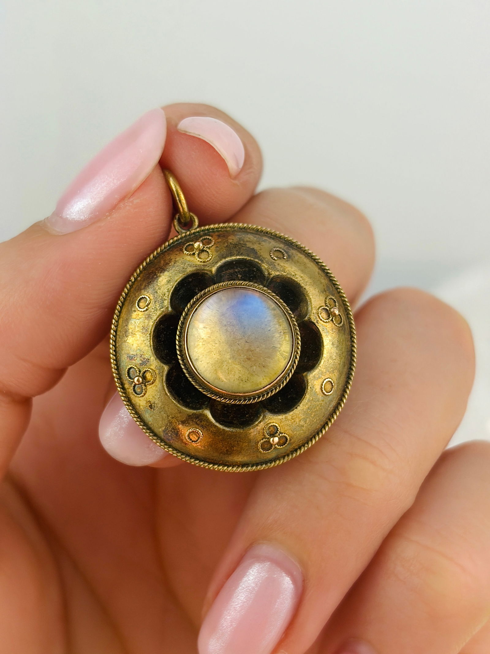 antique gold and moonstone round pretty pendant - victorian era - 4