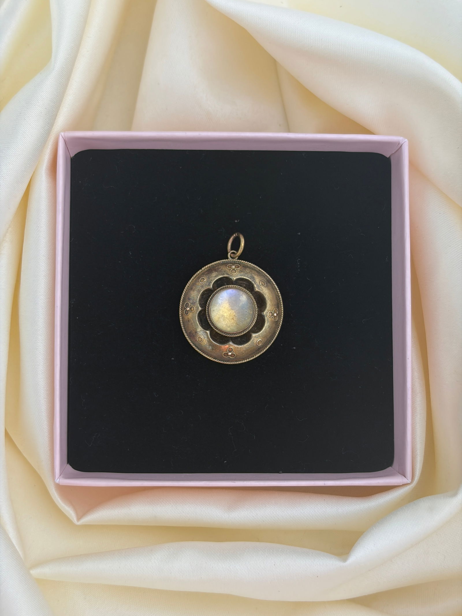 antique gold and moonstone round pretty pendant - victorian era - 5