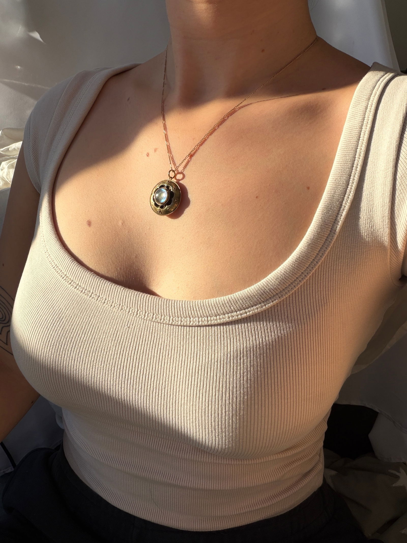 antique gold and moonstone round pretty pendant - victorian era - 7