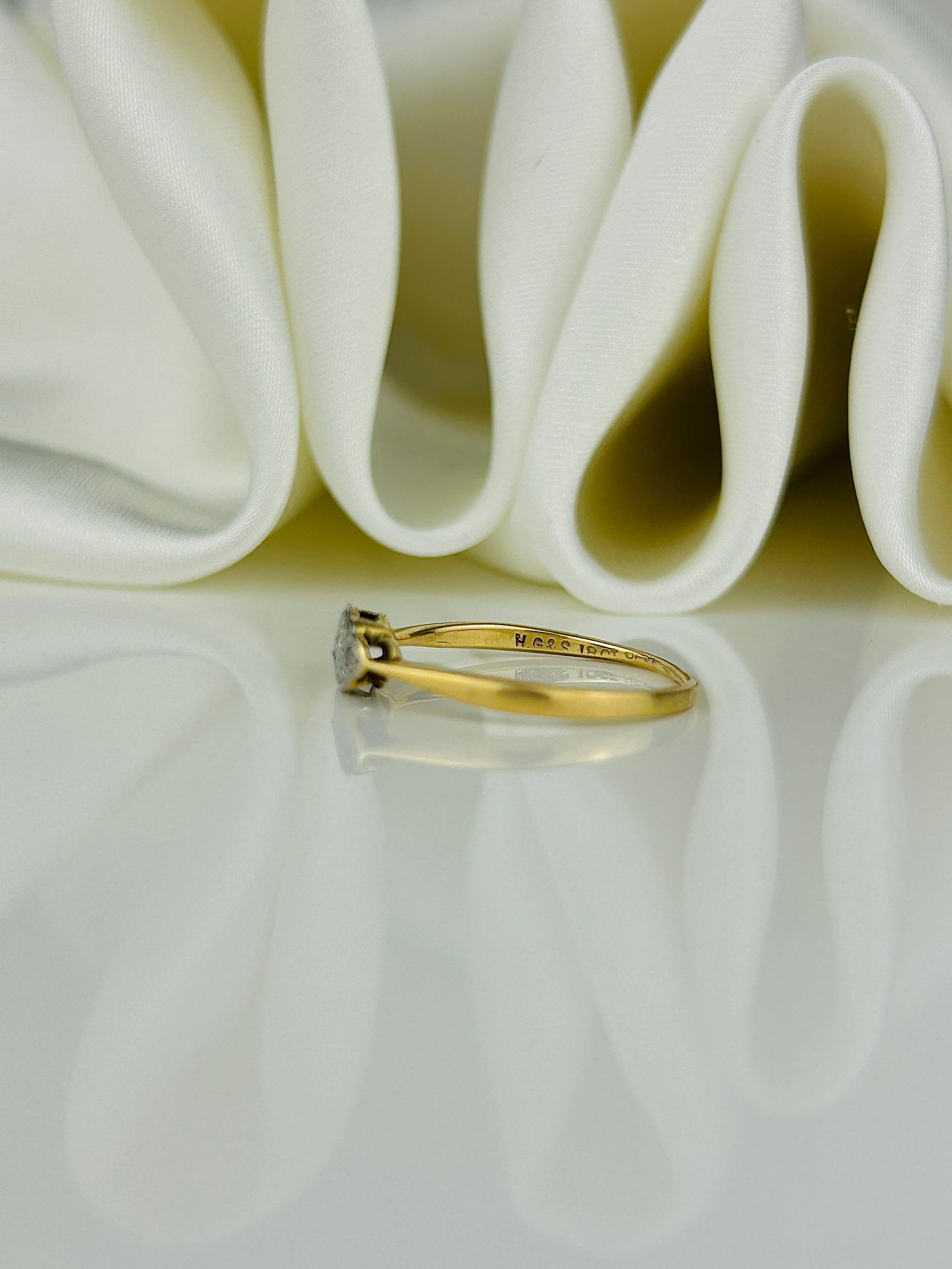 Antique 18ct Gold and Platinum Diamond 3 Stone Ring - 4