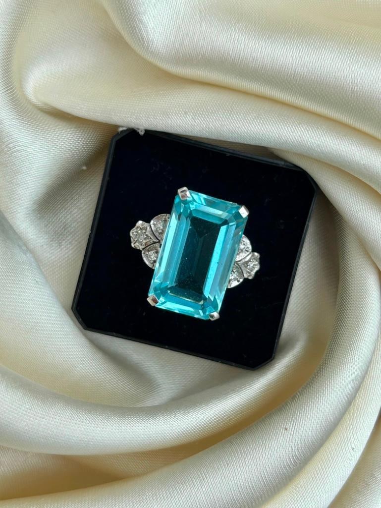 Large Cocktail Ring in White Gold - 4