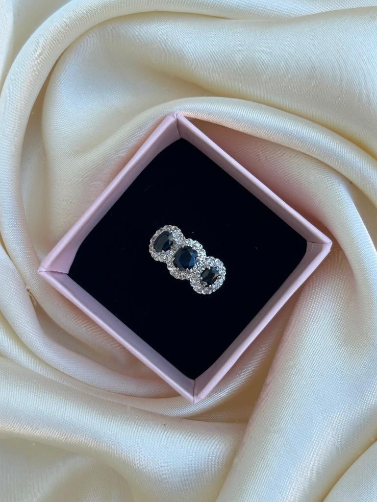 Chunky 18ct yellow gold sapphire and diamond triple cluster ring - 2