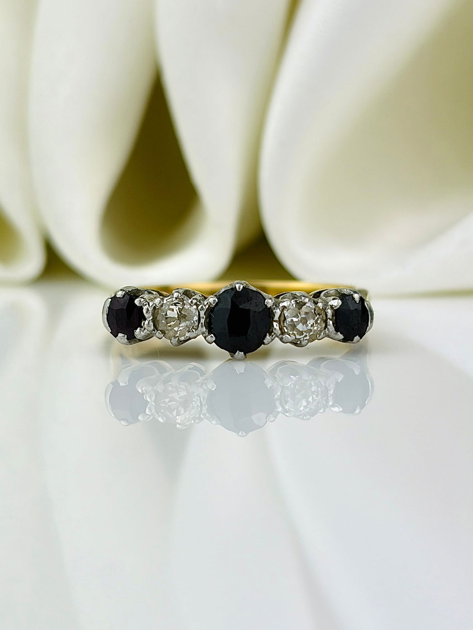 Vintage 18ct yellow gold and platinum ruby and diamond 5 stone ring: Vintage 18ct yellow gold and platinum ruby and diamond 5 stone ring Lovely 5 stone ring!