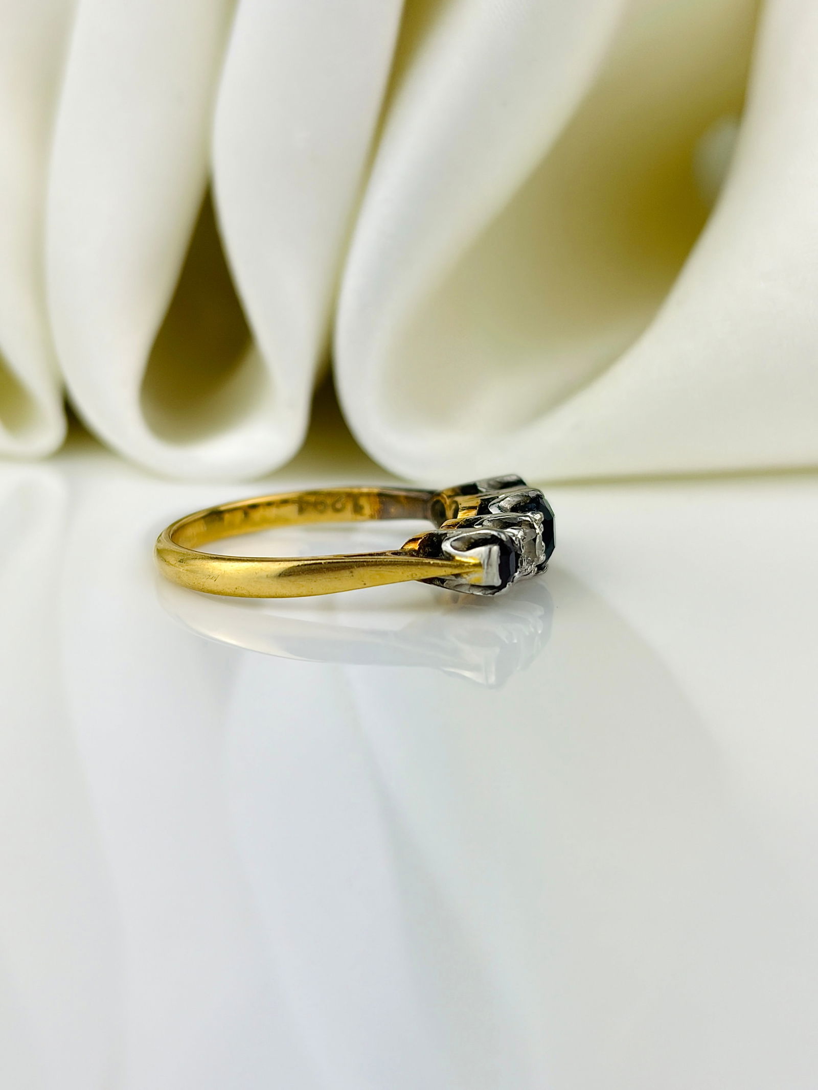 Vintage 18ct yellow gold and platinum ruby and diamond 5 stone ring - 2