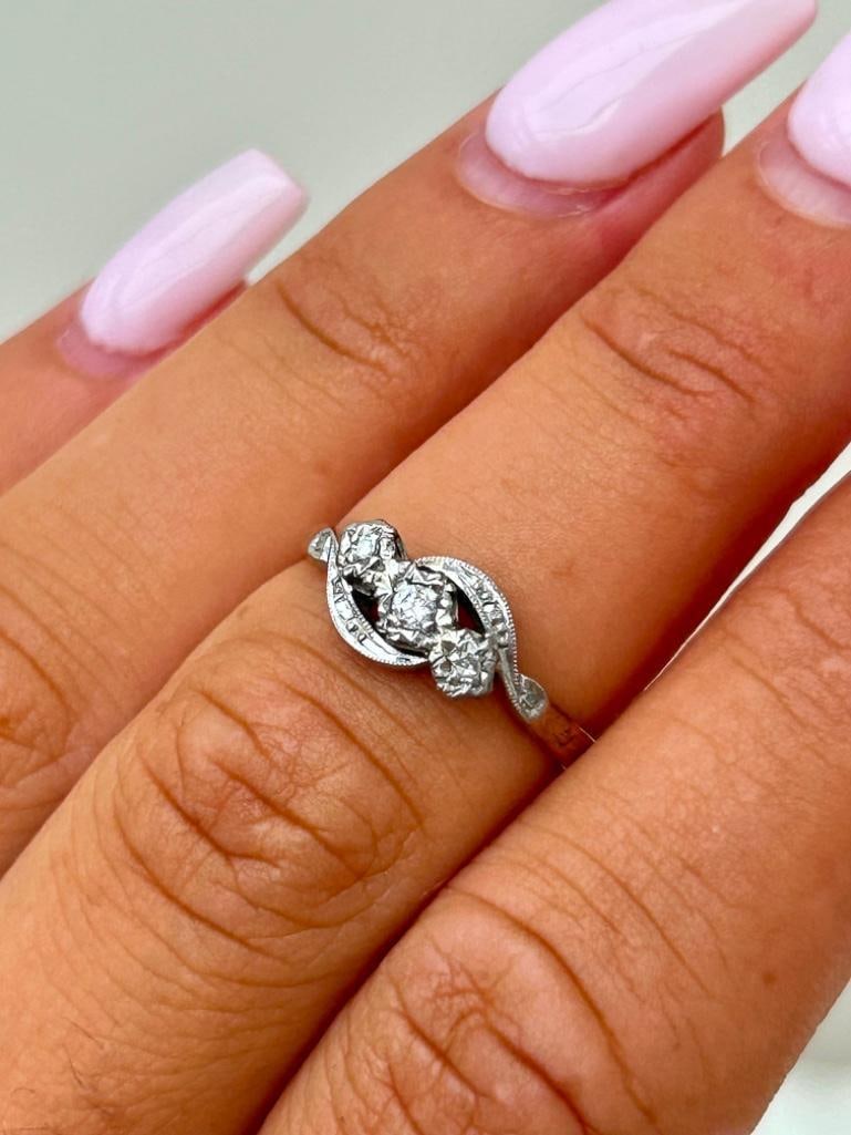 18ct Yellow Gold and Platinum Diamond 3 Stone Twist Ring - 3