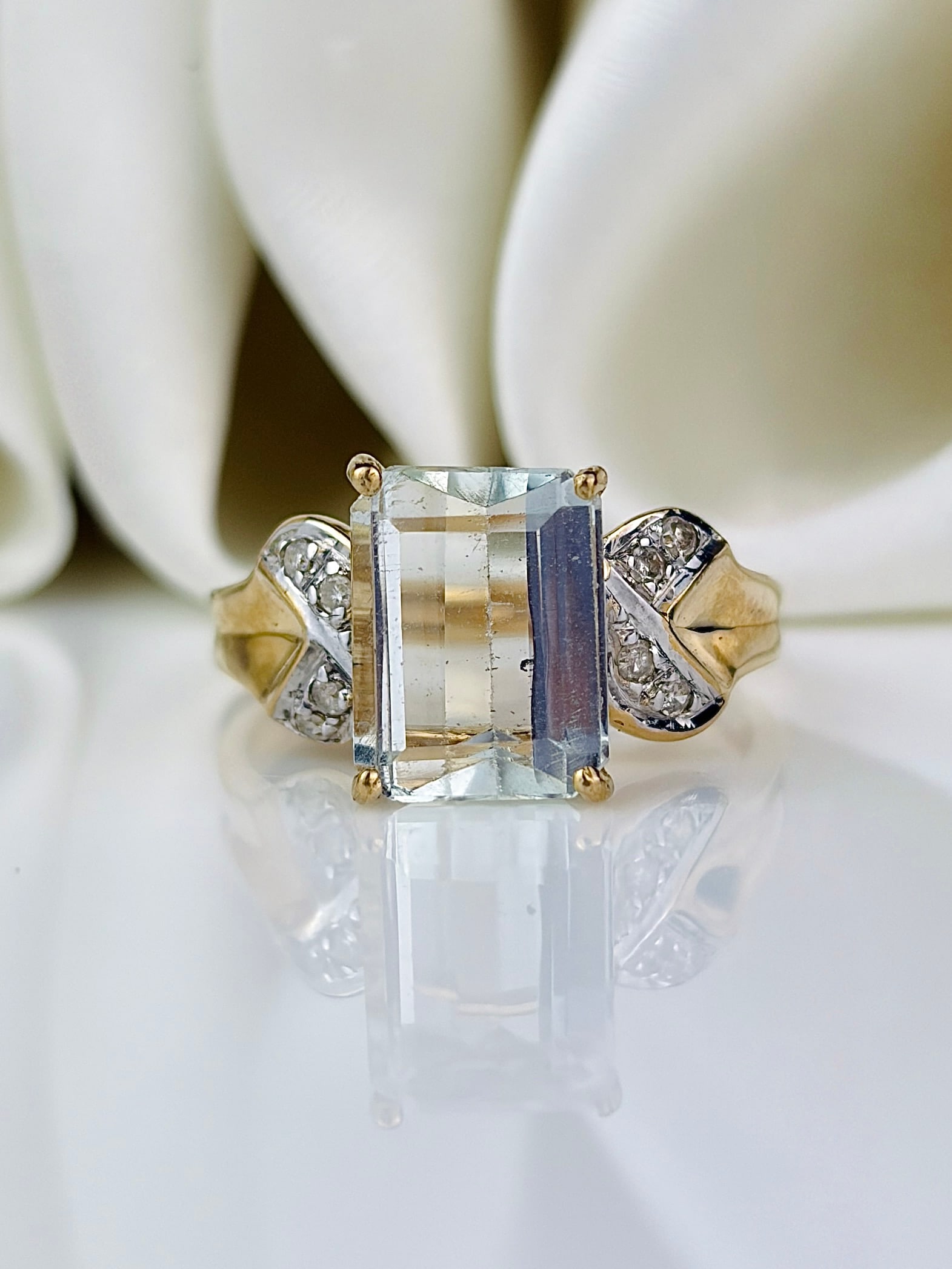 18ct yellow gold aquamarine and diamond ring: 18ct yellow gold aquamarine and diamond ring Weight: 2.93g Size: UK N, US 7, Face of ring 10x7mm Materials: 18ct gold Hallmarks: Stamped 18k Condition: The overall condition is very