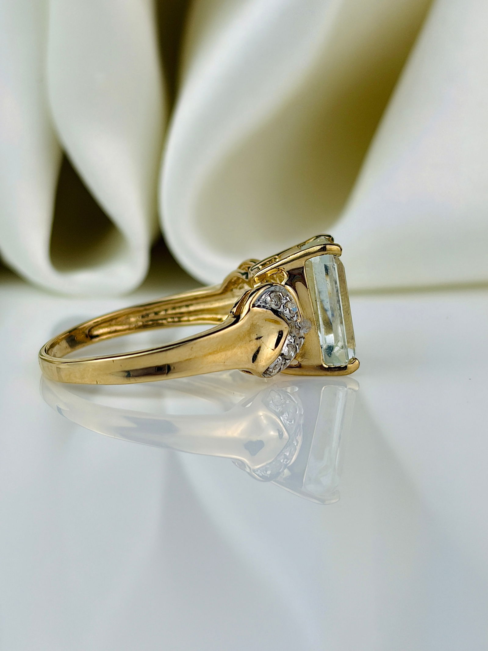 18ct yellow gold aquamarine and diamond ring - 2