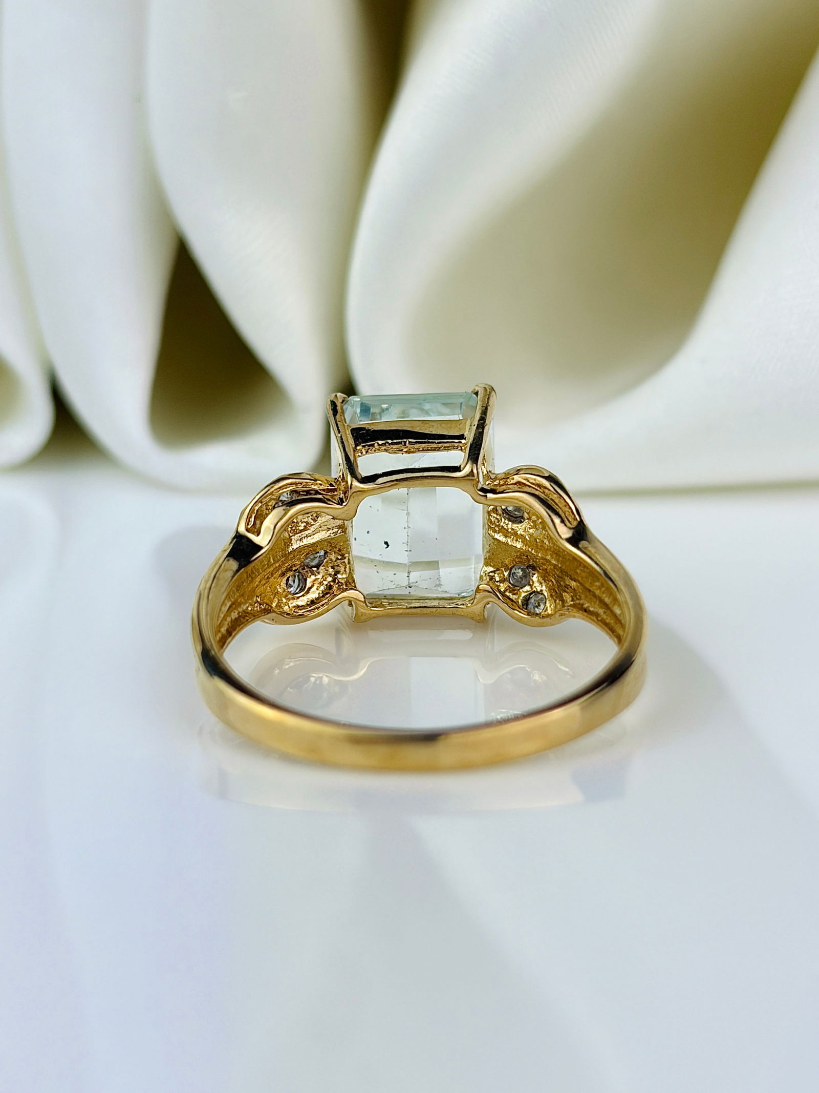 18ct yellow gold aquamarine and diamond ring - 3