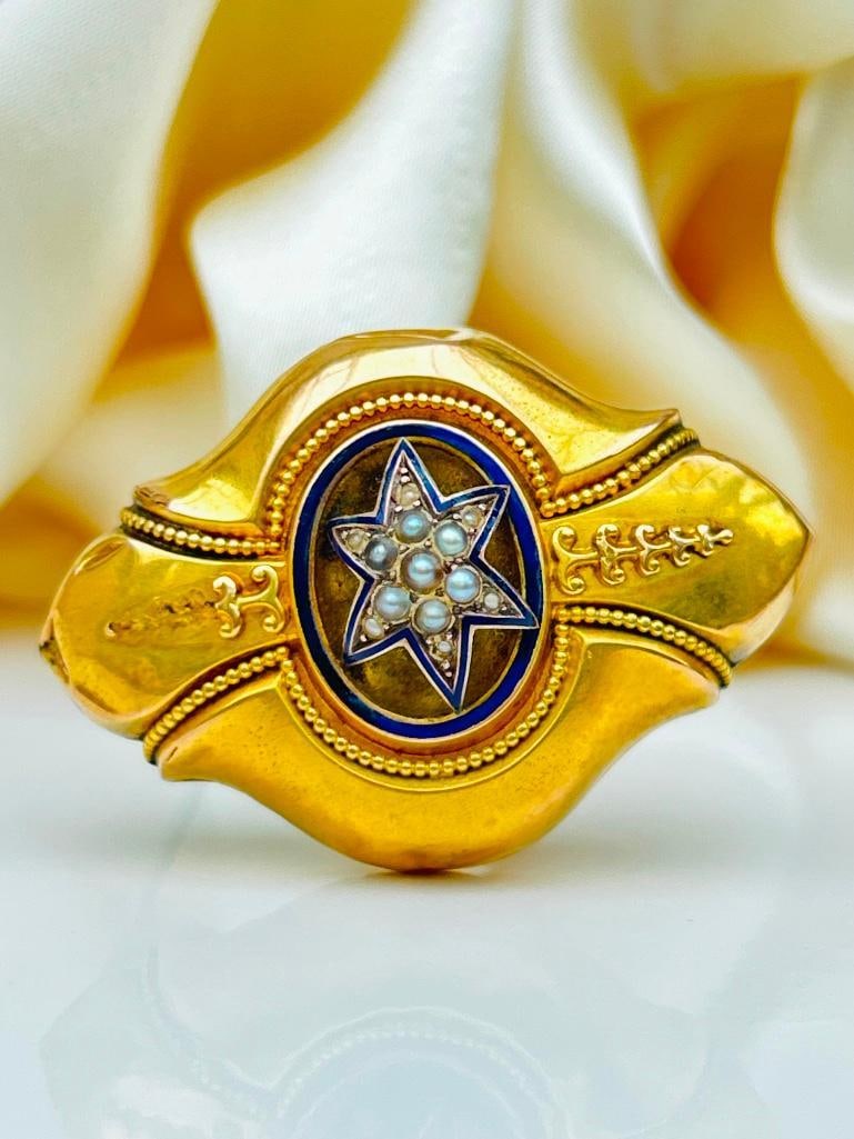 Heavy 15ct yellow gold enamel and pearl star brooch with locket back: Heavy 15ct yellow gold enamel and pearl star brooch with locket back truly charming, some damage see pictures measurements size 33mm x 48mm weight 14.59g materials 15ct yellow gold enamel and p