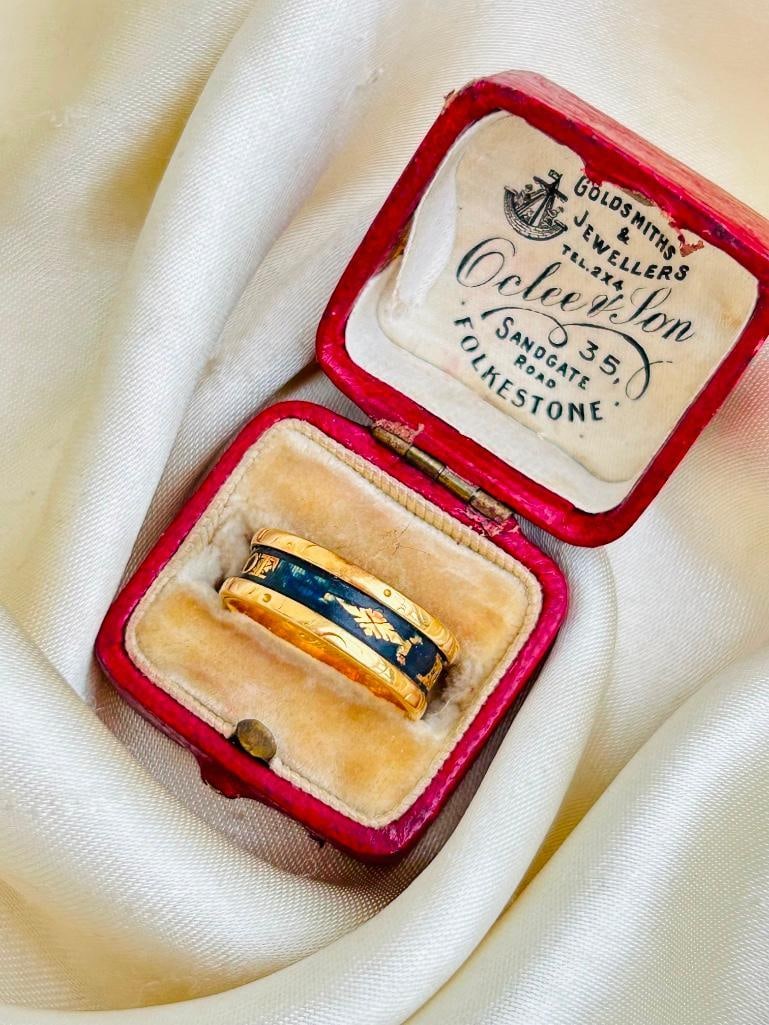 Wide Antique 18ct Yellow Gold Black Enamel Mourning Band Ring in Antique Box - 10