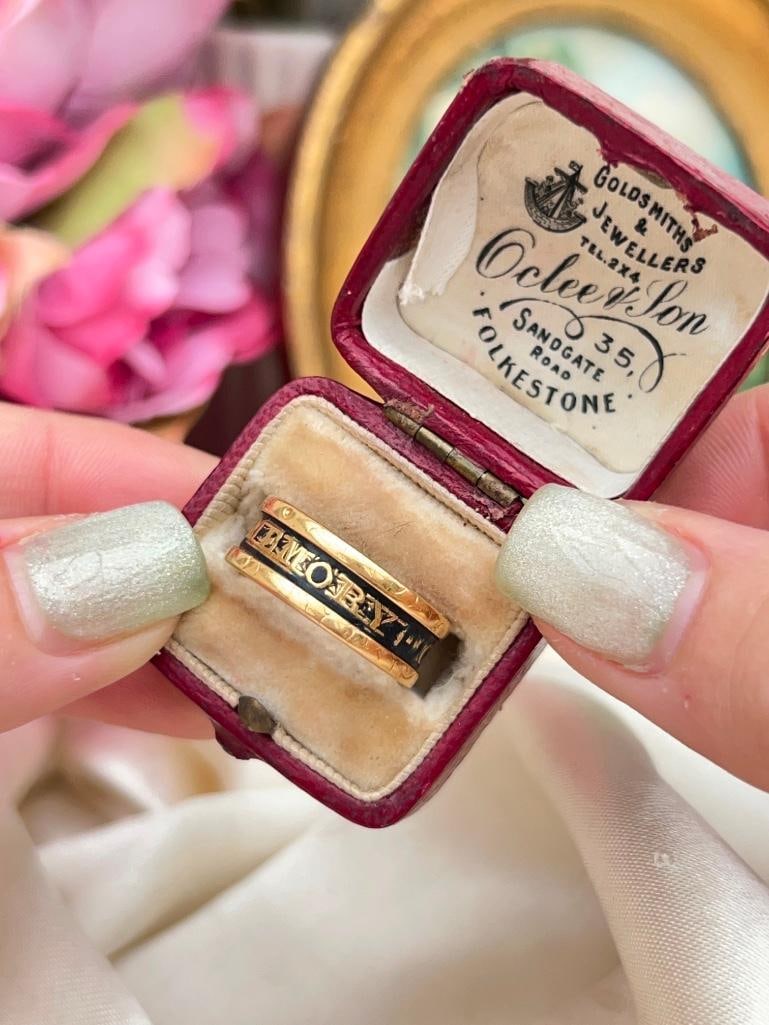 Wide Antique 18ct Yellow Gold Black Enamel Mourning Band Ring in Antique Box - 2