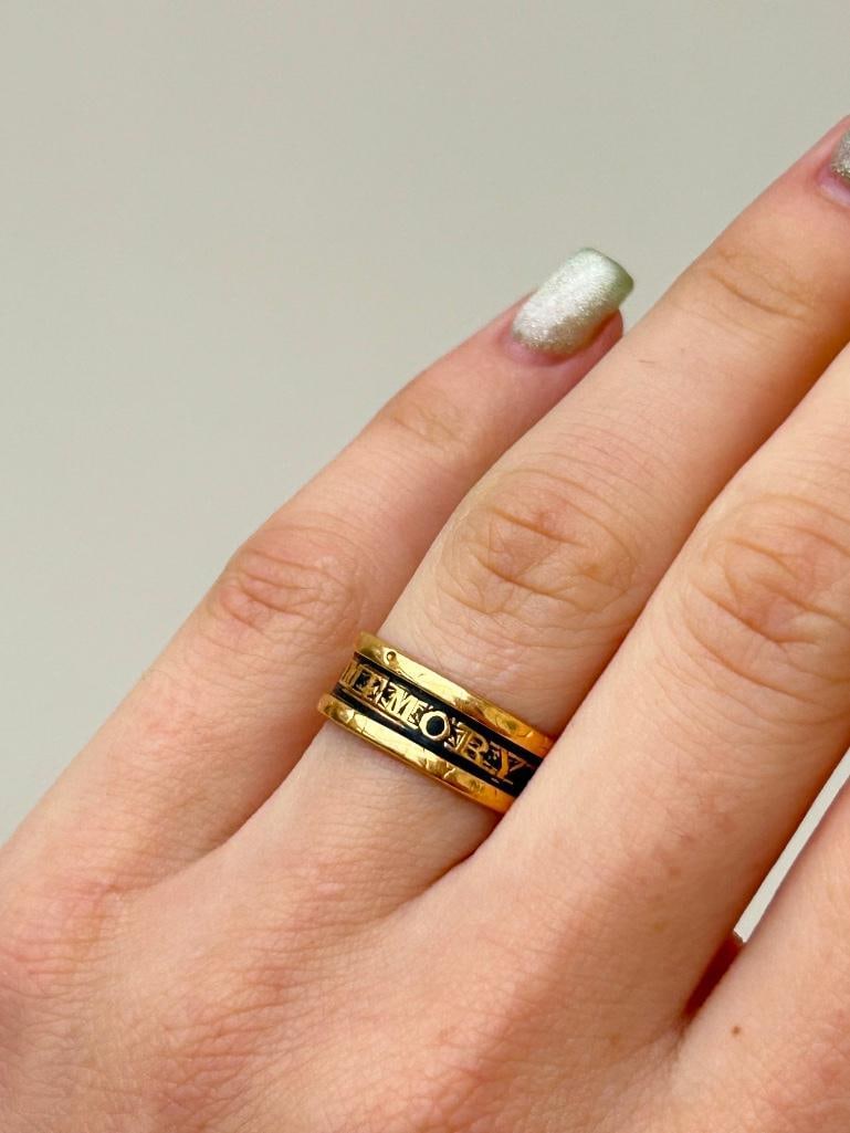 Wide Antique 18ct Yellow Gold Black Enamel Mourning Band Ring in Antique Box - 7