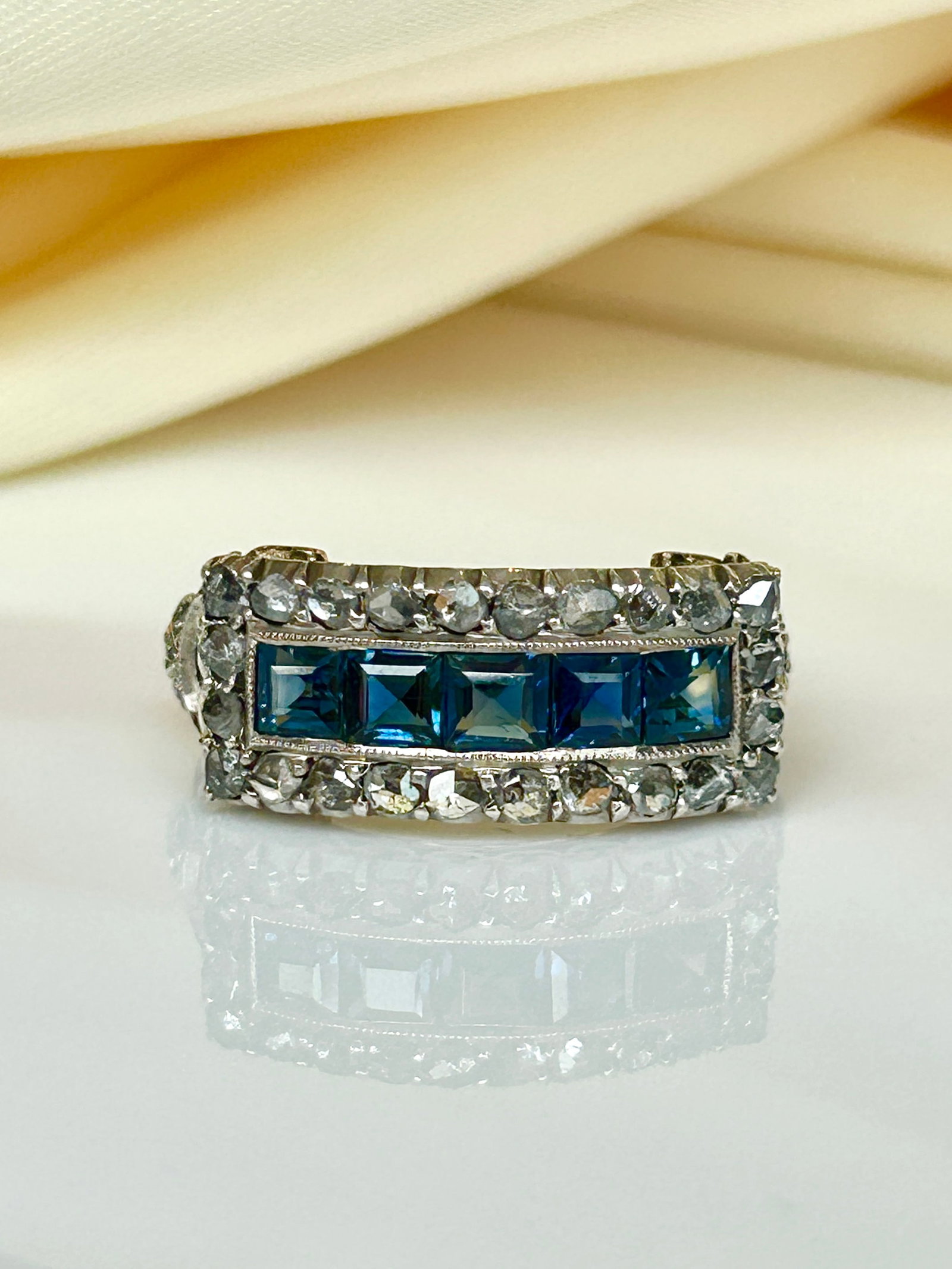 Outstanding chunky sapphire and diamond panel ring in yellow gold - 15