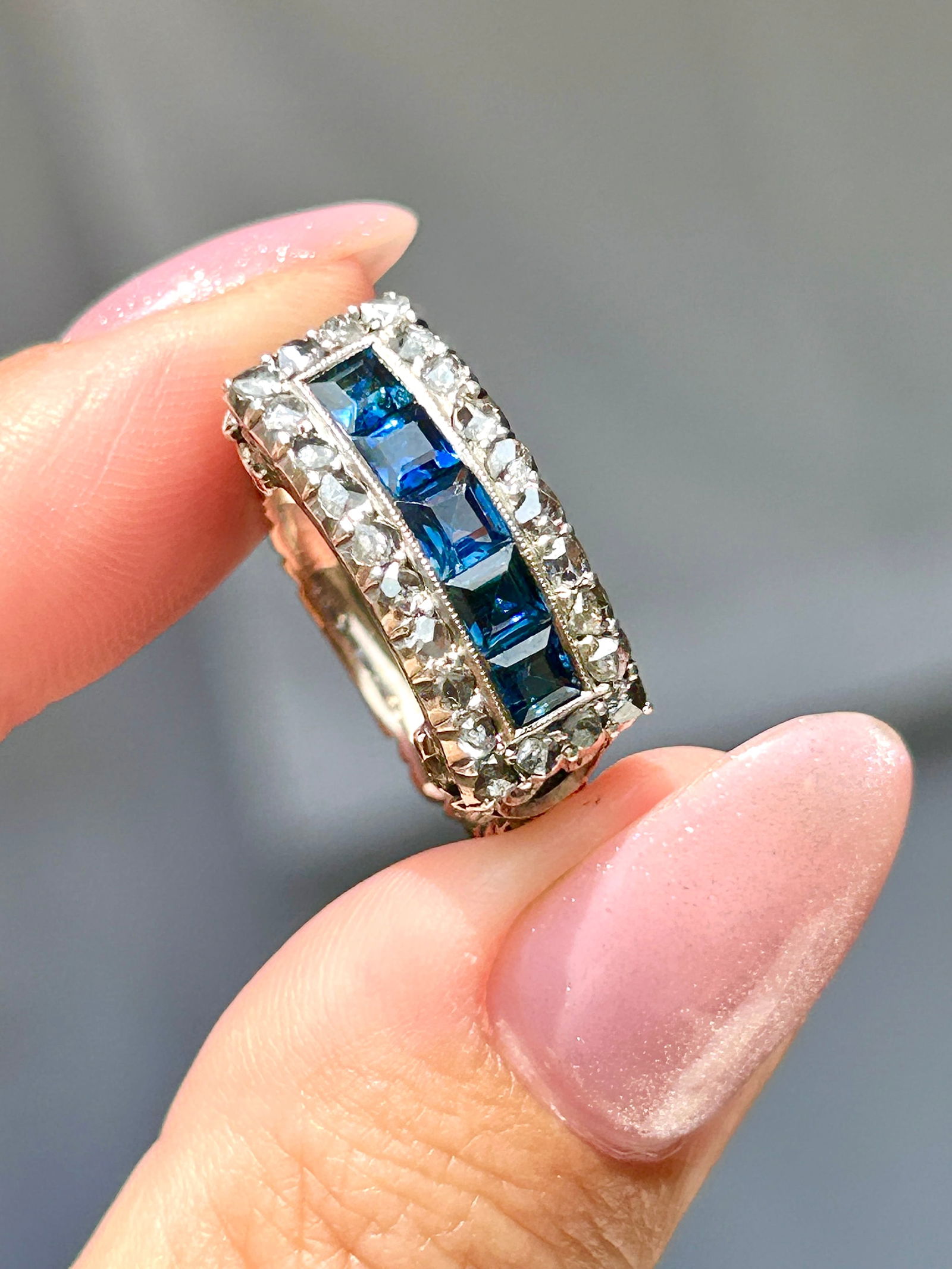 Outstanding chunky sapphire and diamond panel ring in yellow gold: Outstanding chunky sapphire and diamond panel ring in yellow gold Full of detail weight 3.92 g ring size P / USA 8 office use STZ 