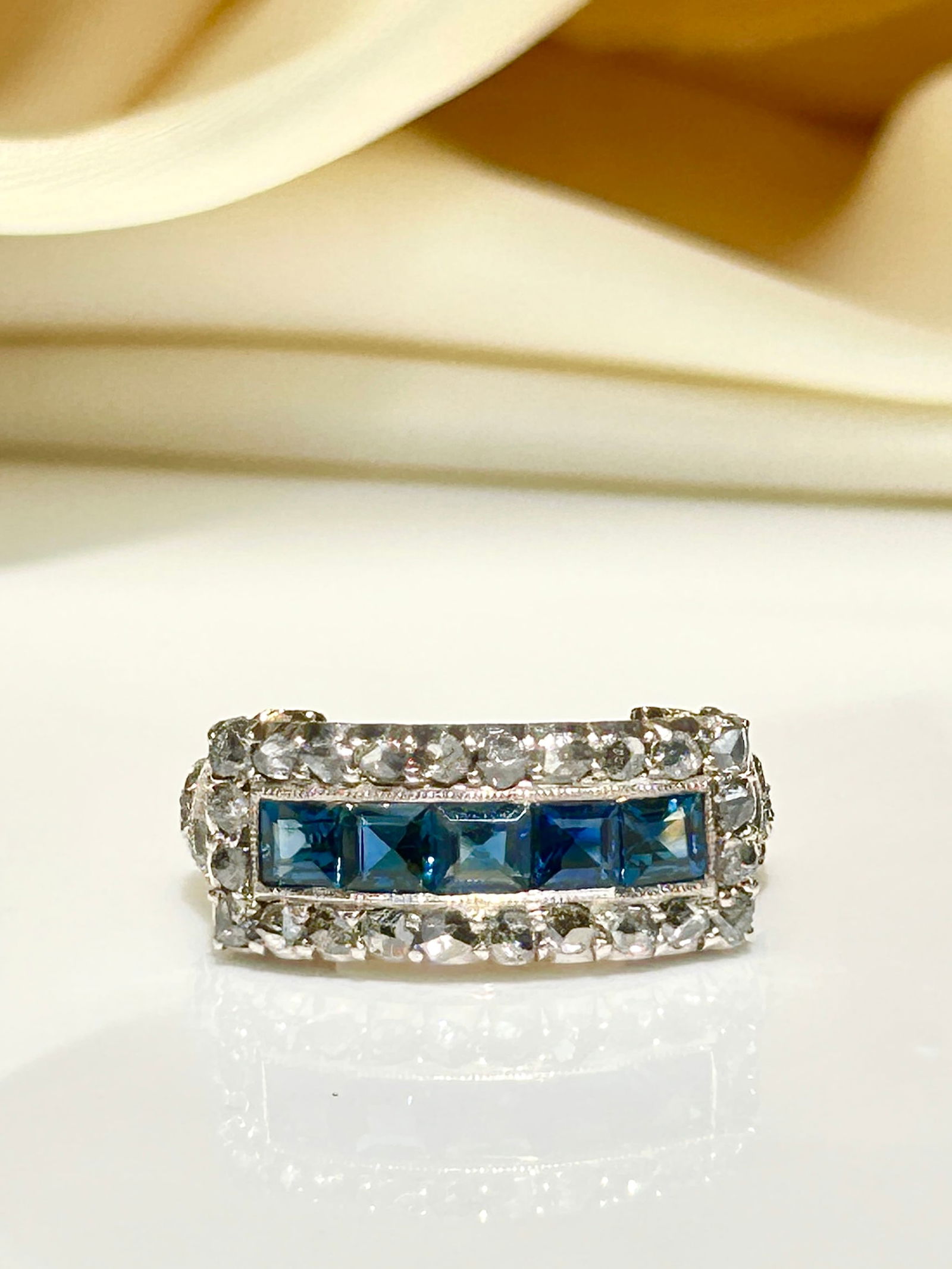 Outstanding chunky sapphire and diamond panel ring in yellow gold - 2
