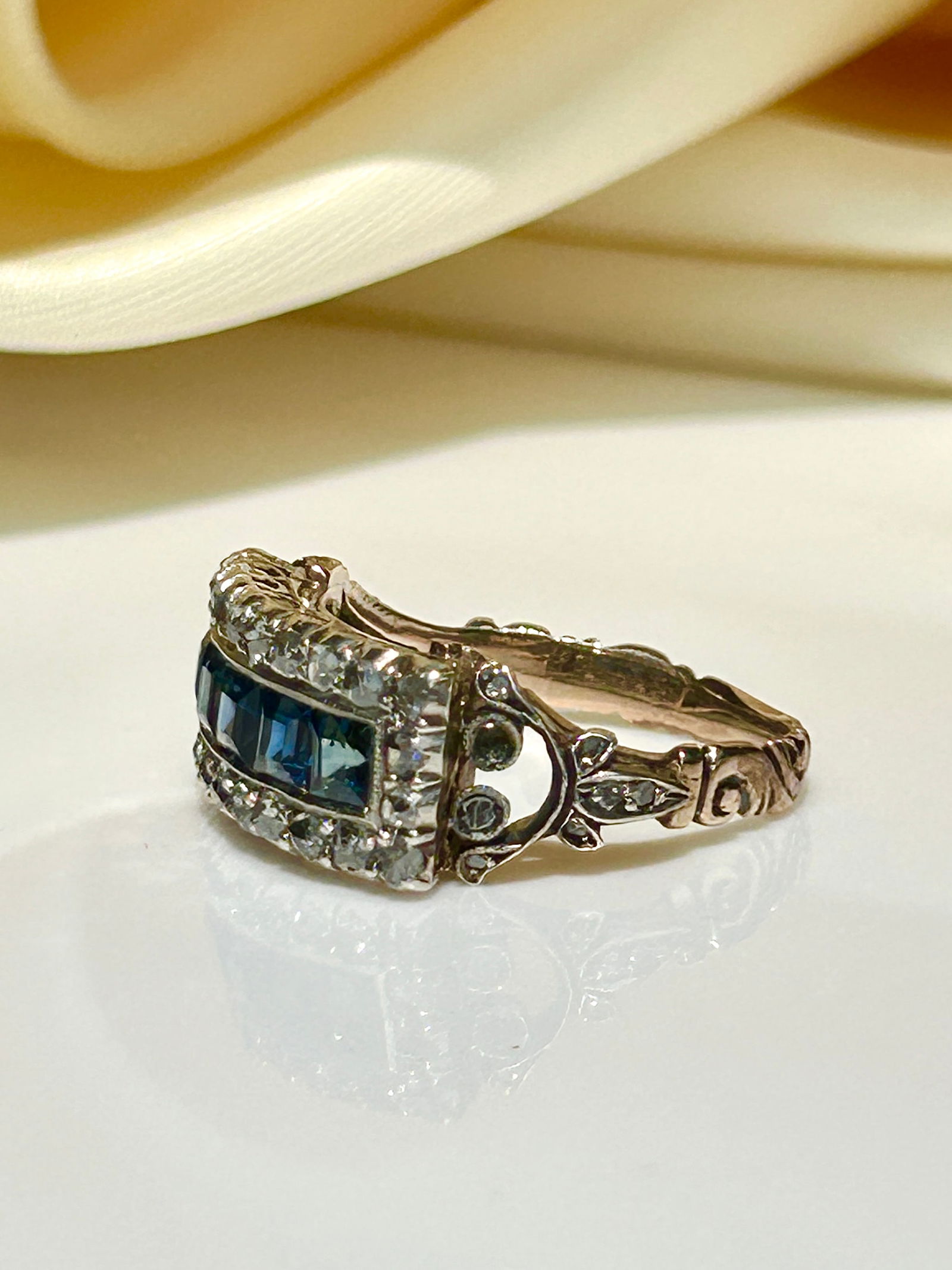 Outstanding chunky sapphire and diamond panel ring in yellow gold - 4