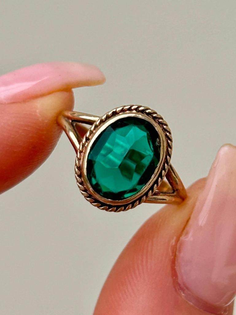 Sweet Vintage 9ct Gold Ring: Sweet Vintage 9ct Gold Ring gorgeous green stone with sweet spilt shoulders measurements size UK L1/2 US 6 head of ring 12mm x 10mm weight 2.26g stamped