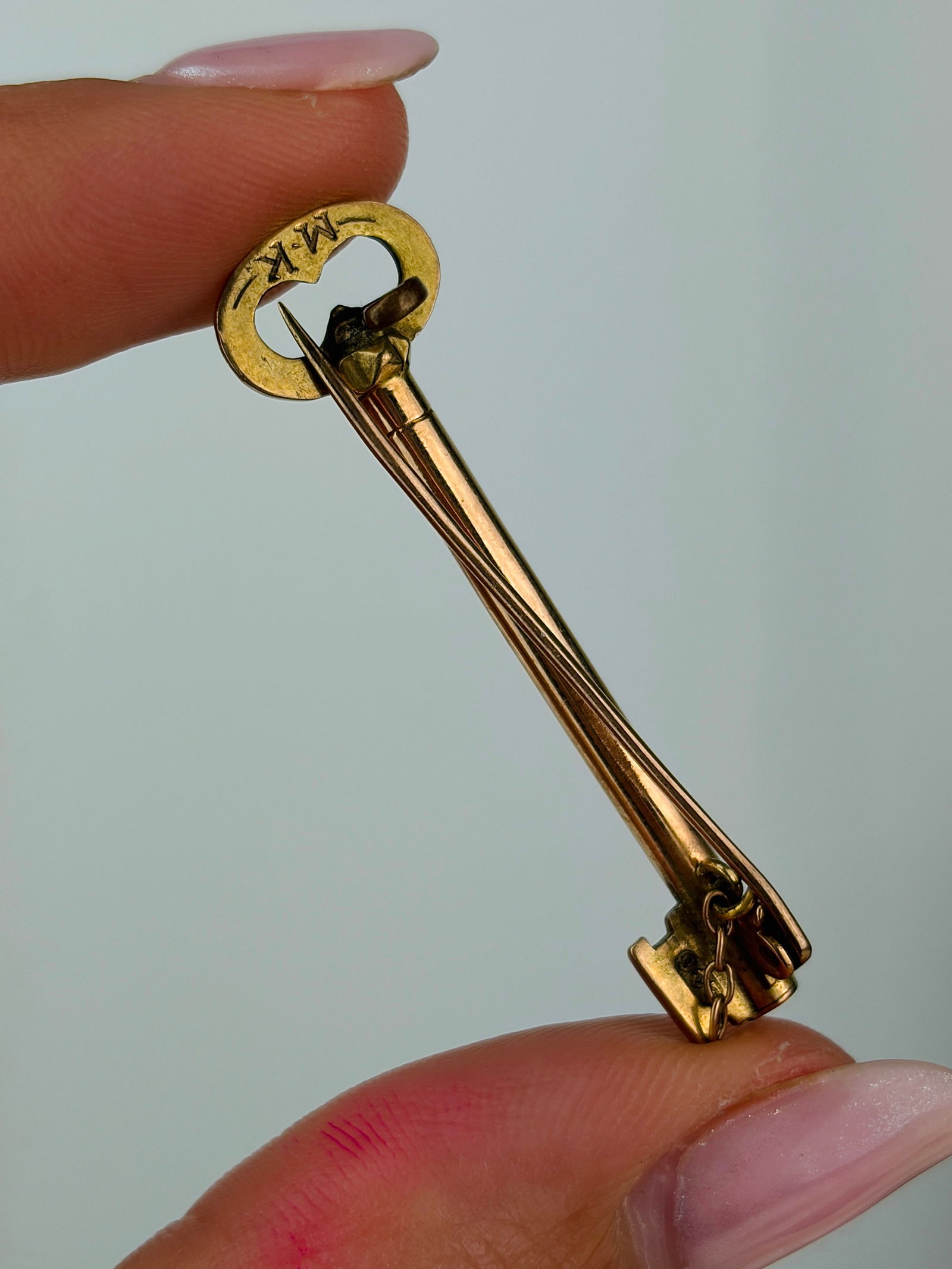 vintage 9ct yellow gold key brooch - 3