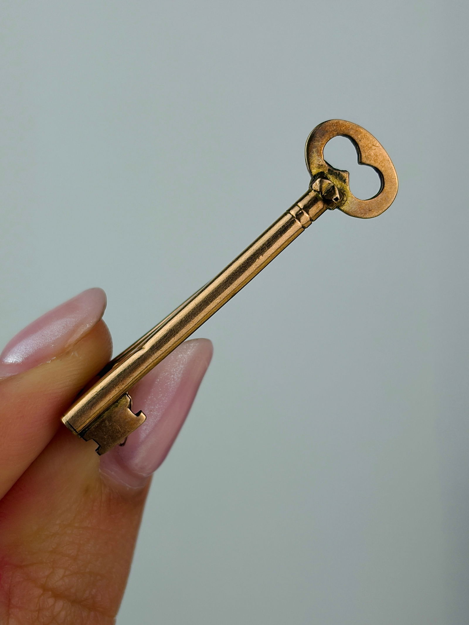 vintage 9ct yellow gold key brooch - 4