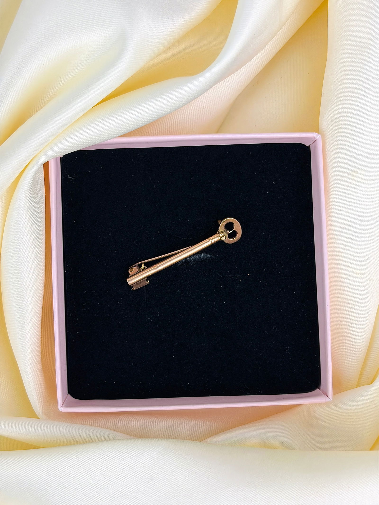vintage 9ct yellow gold key brooch - 5