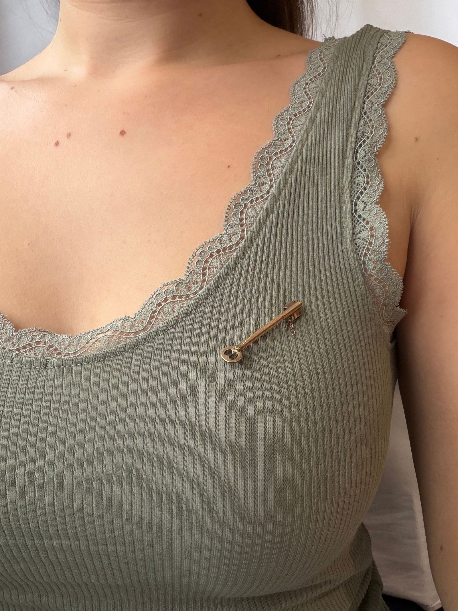 vintage 9ct yellow gold key brooch - 6