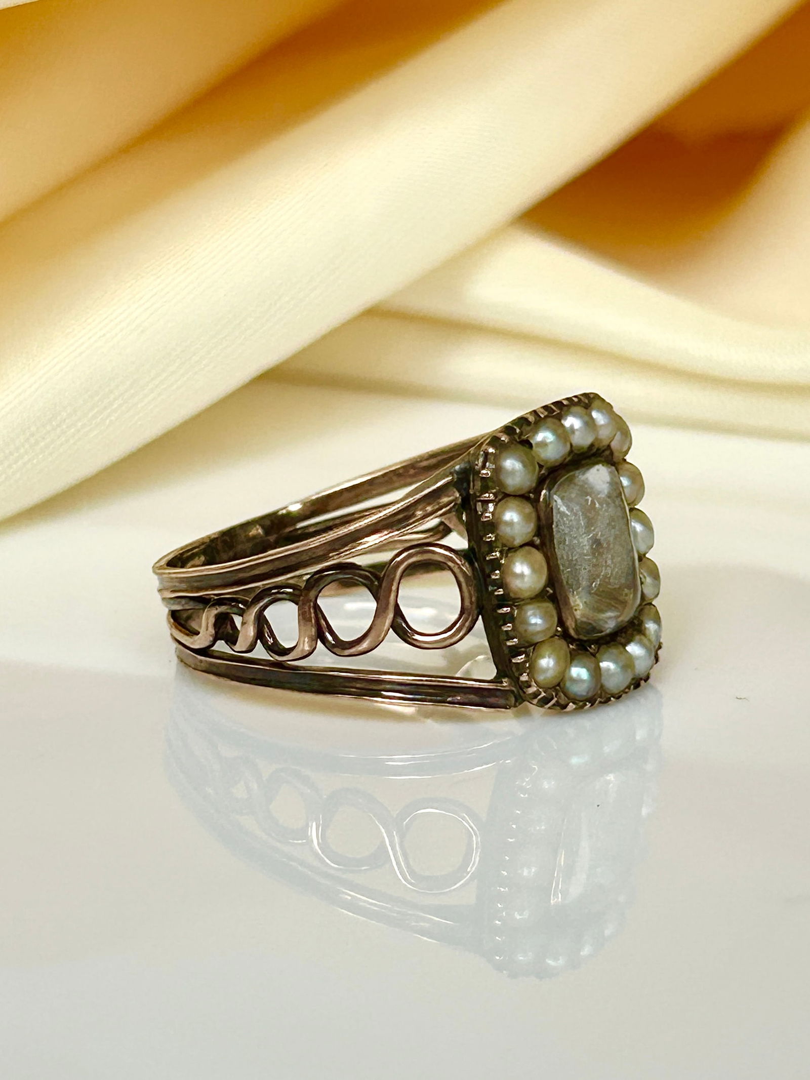 Antique georgian era pearl and crystal gold mourning band ring with inscirption - 2