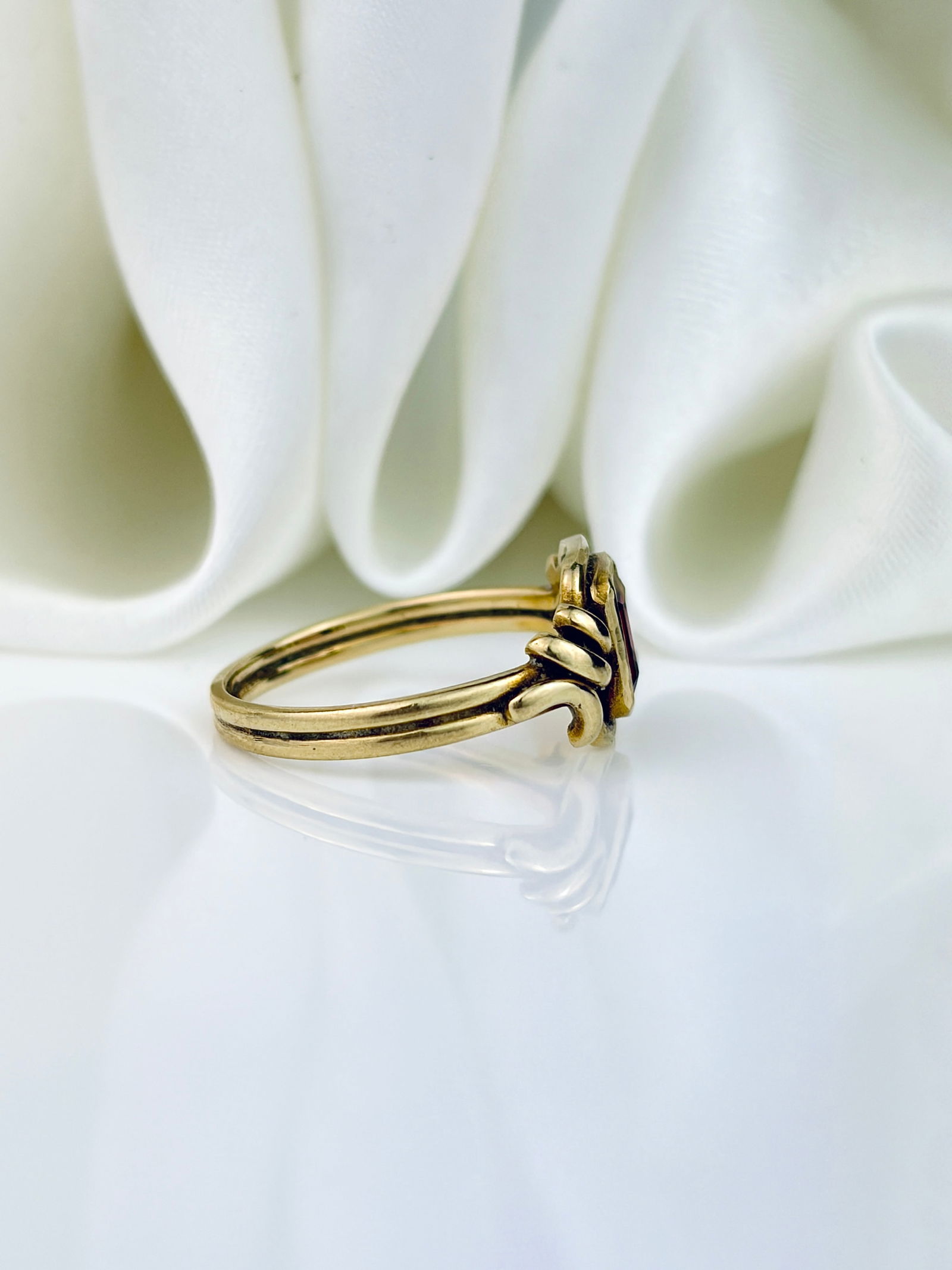 VINTAGE 18CT YELLOW GOLD GARNET KNOT DETAIL RING - 2