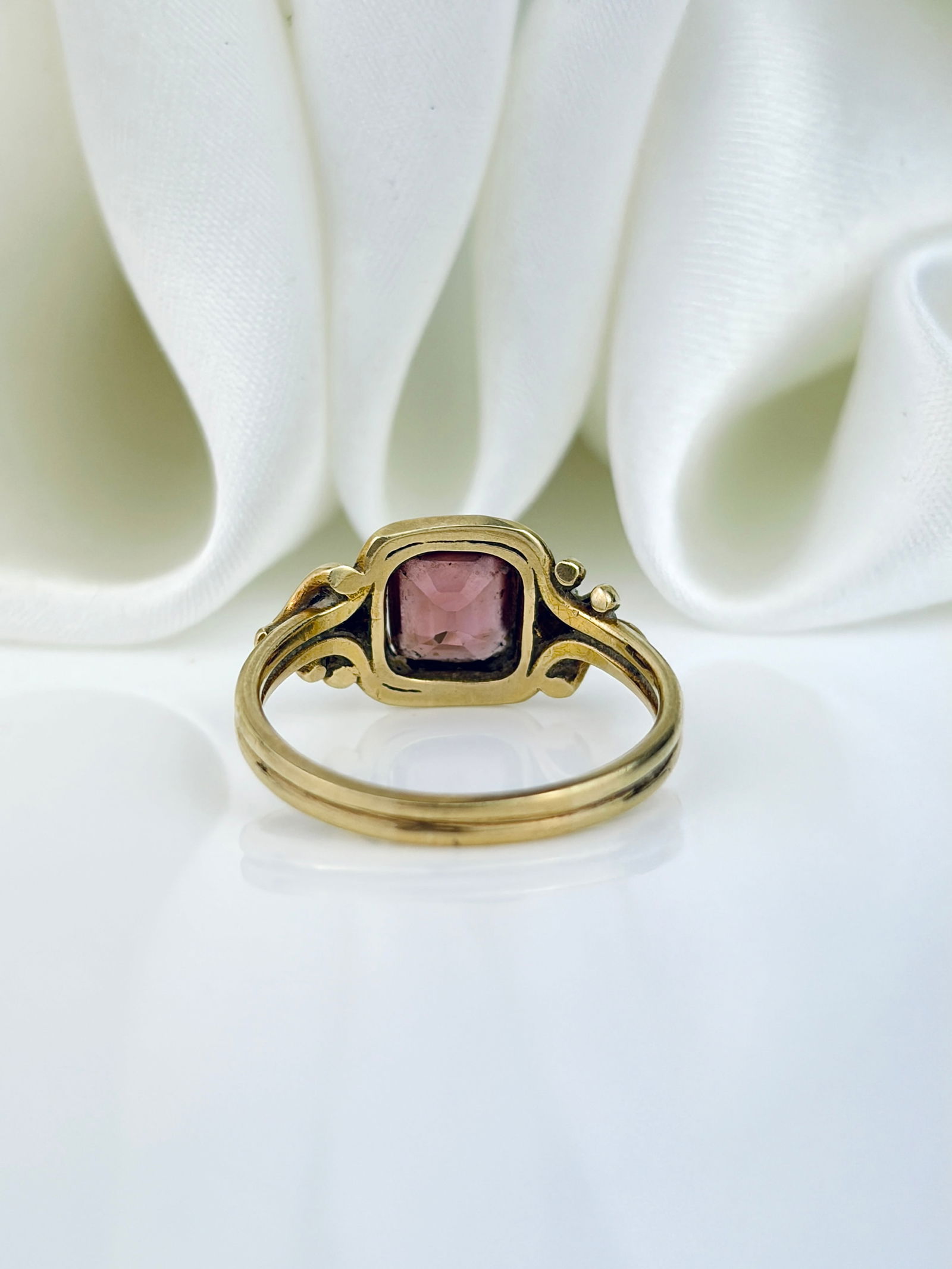 VINTAGE 18CT YELLOW GOLD GARNET KNOT DETAIL RING - 3