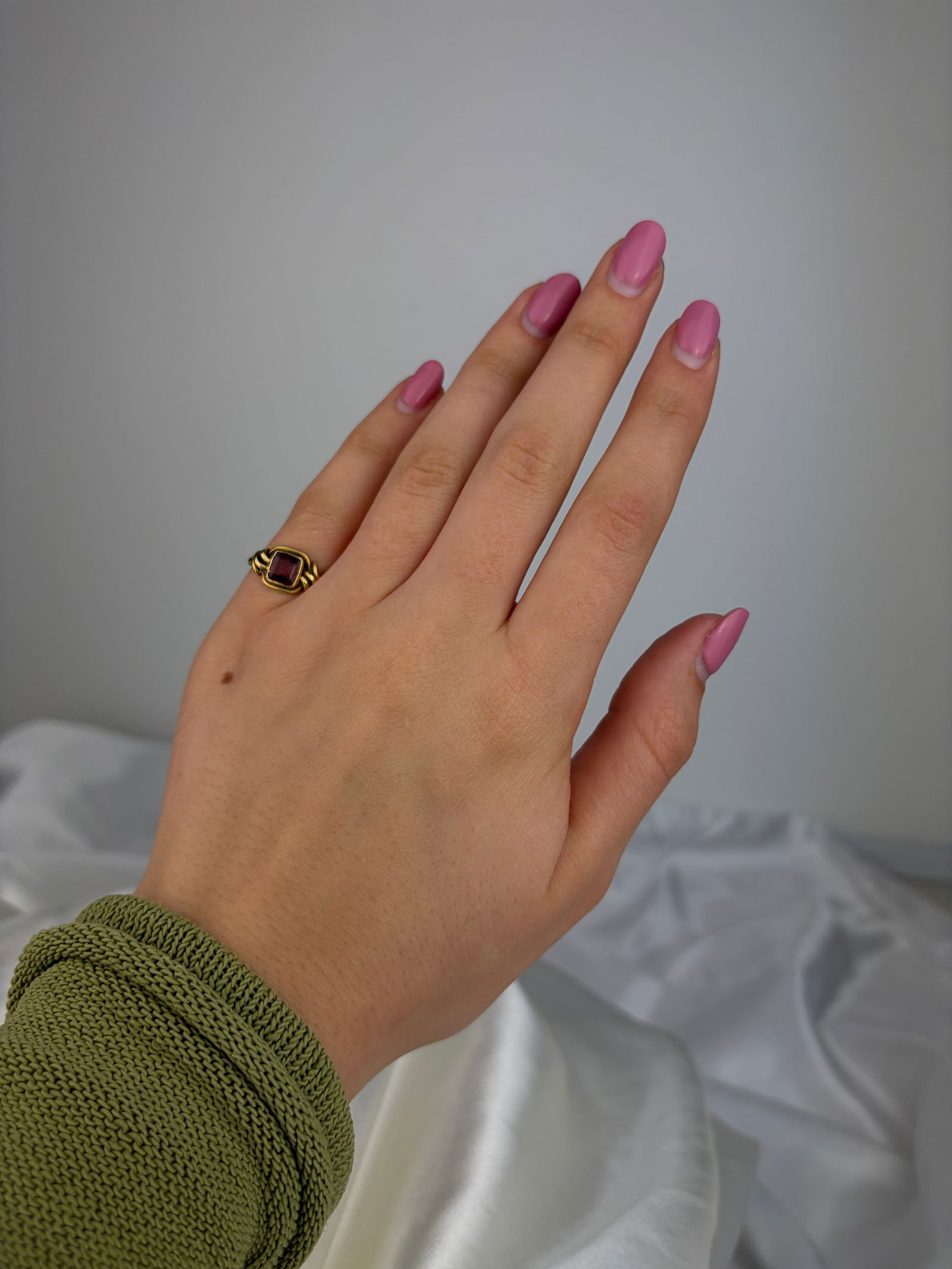 VINTAGE 18CT YELLOW GOLD GARNET KNOT DETAIL RING - 7