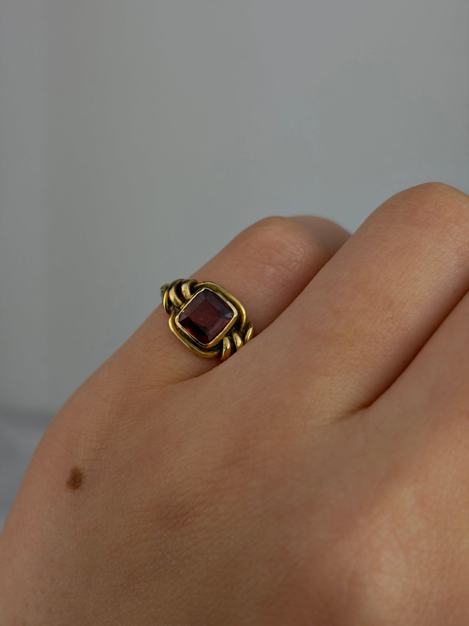 VINTAGE 18CT YELLOW GOLD GARNET KNOT DETAIL RING - 8