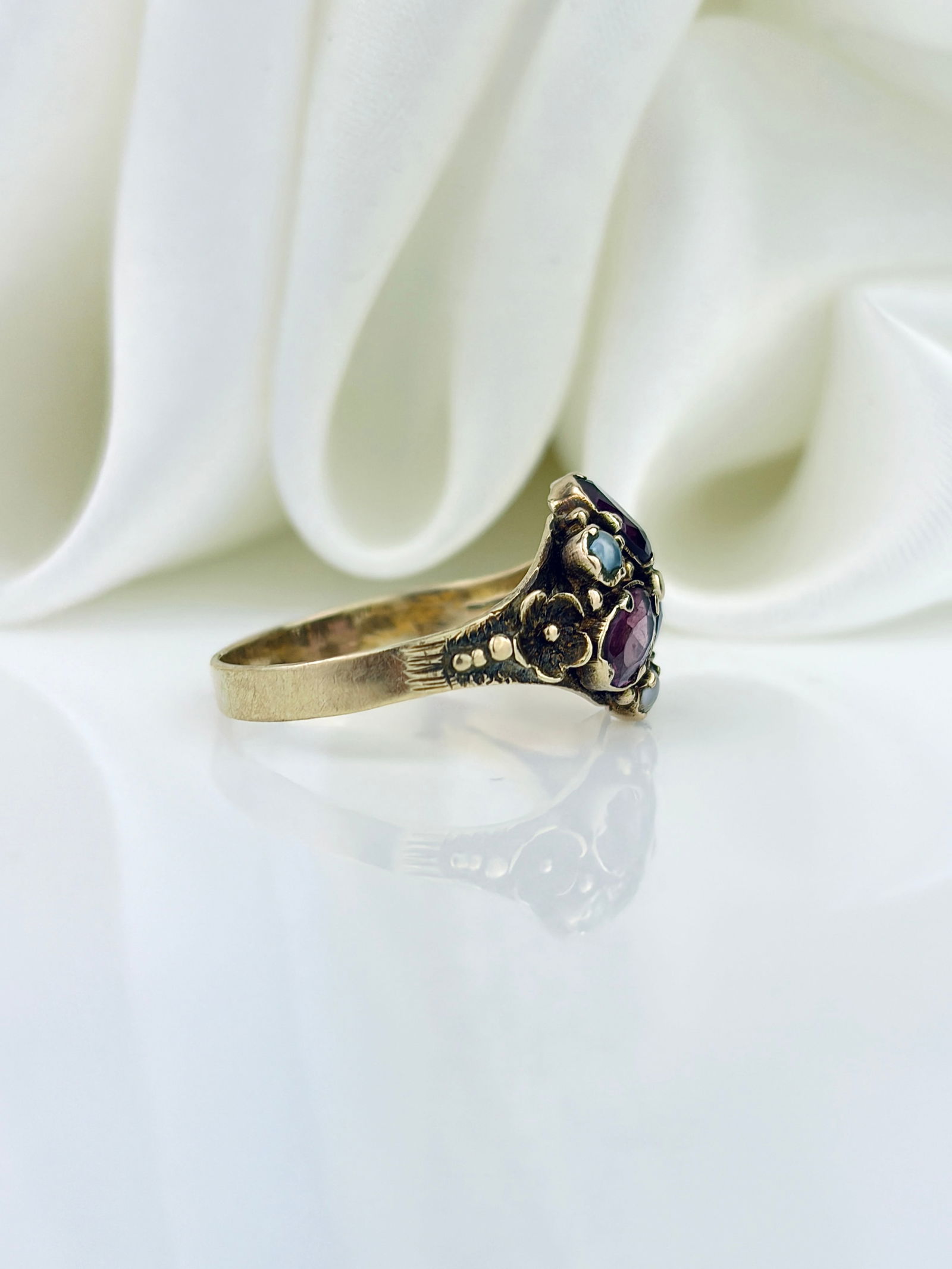 ANTIQUE VICTORIAN GOLD AMETHYST AND PEARL CLUSTER RING - 2