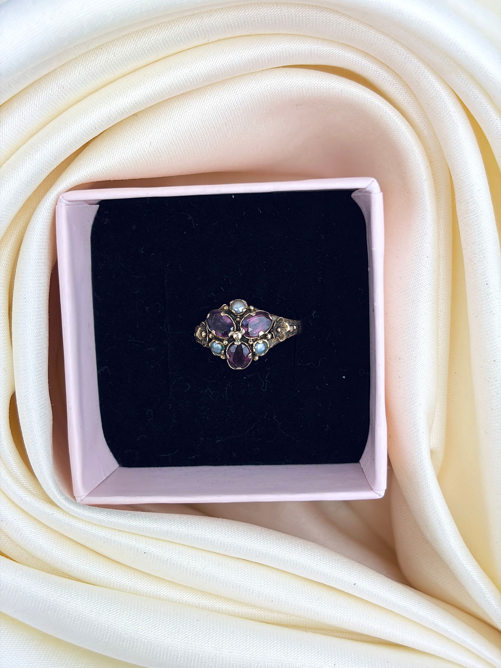 ANTIQUE VICTORIAN GOLD AMETHYST AND PEARL CLUSTER RING - 9