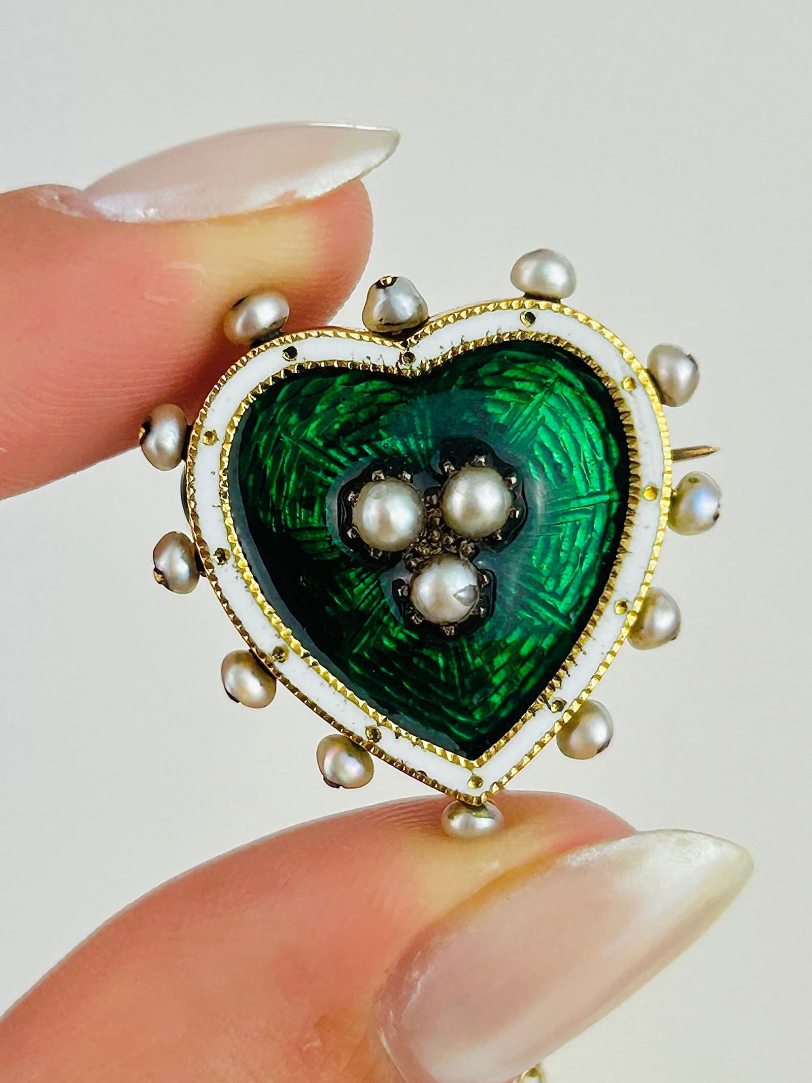 Edwardian Green and White Enamel and Pearl Heart Locket Back Brooch: Edwardian Green and White Enamel and Pearl Heart Locket Back Brooch Weight: 7.54g Size: 24x24x6mm Condition: The overall condition is very good Office Use: QCZ The item will be sent in a gift