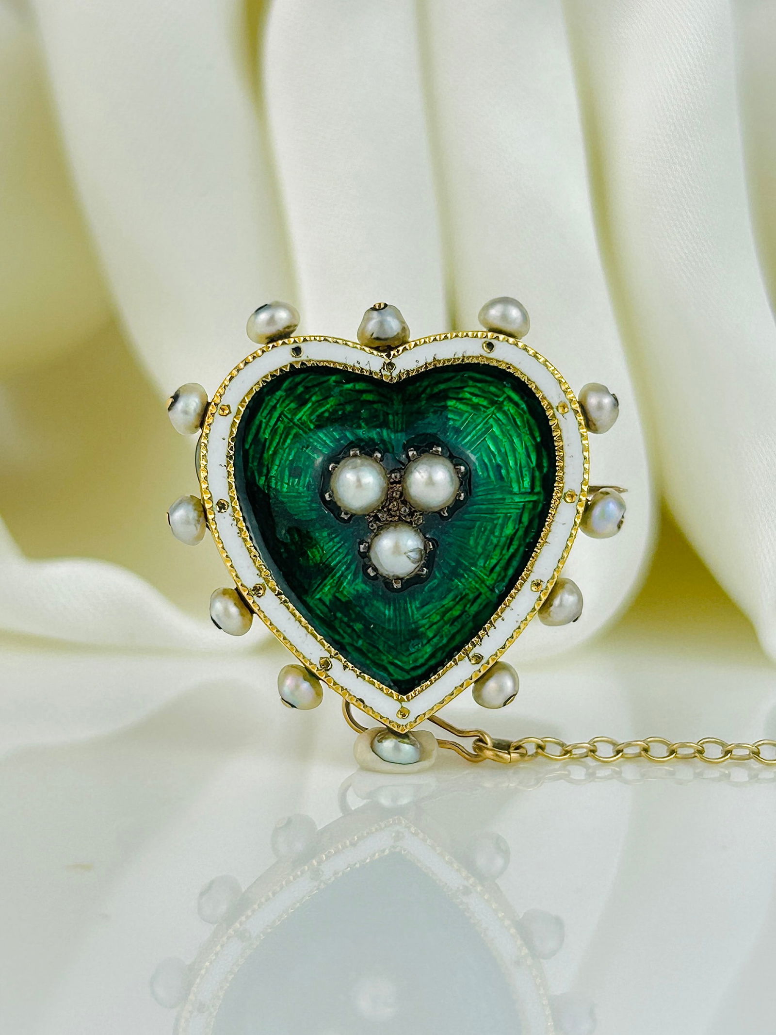 Edwardian Green and White Enamel and Pearl Heart Locket Back Brooch - 3