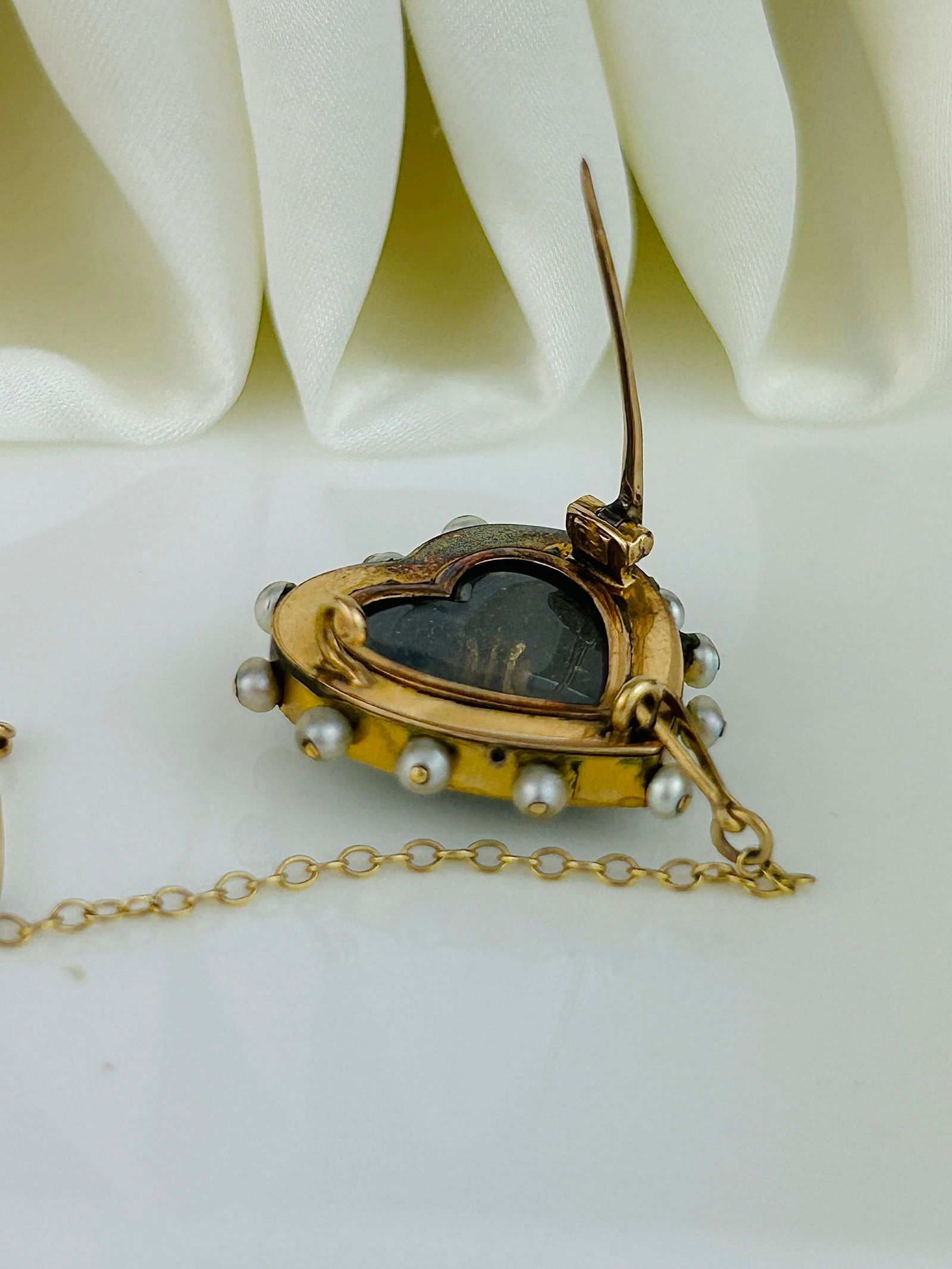 Edwardian Green and White Enamel and Pearl Heart Locket Back Brooch - 5