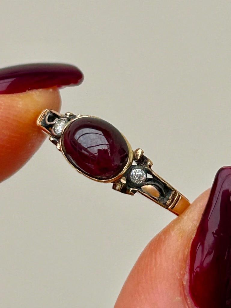 Georgian Cabochon Garnet and Diamond Ring in Gold - 3