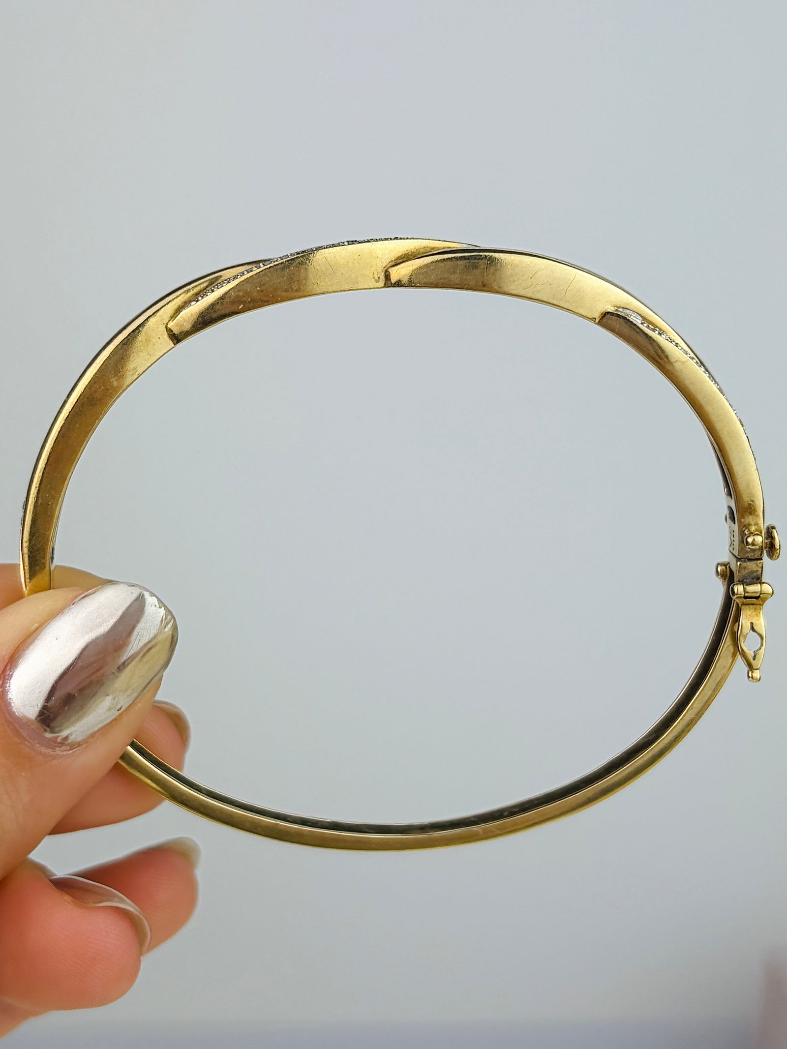 Wonderful Heavy 9ct Gold and Diamond Twisted Bangle Bracelet - 2