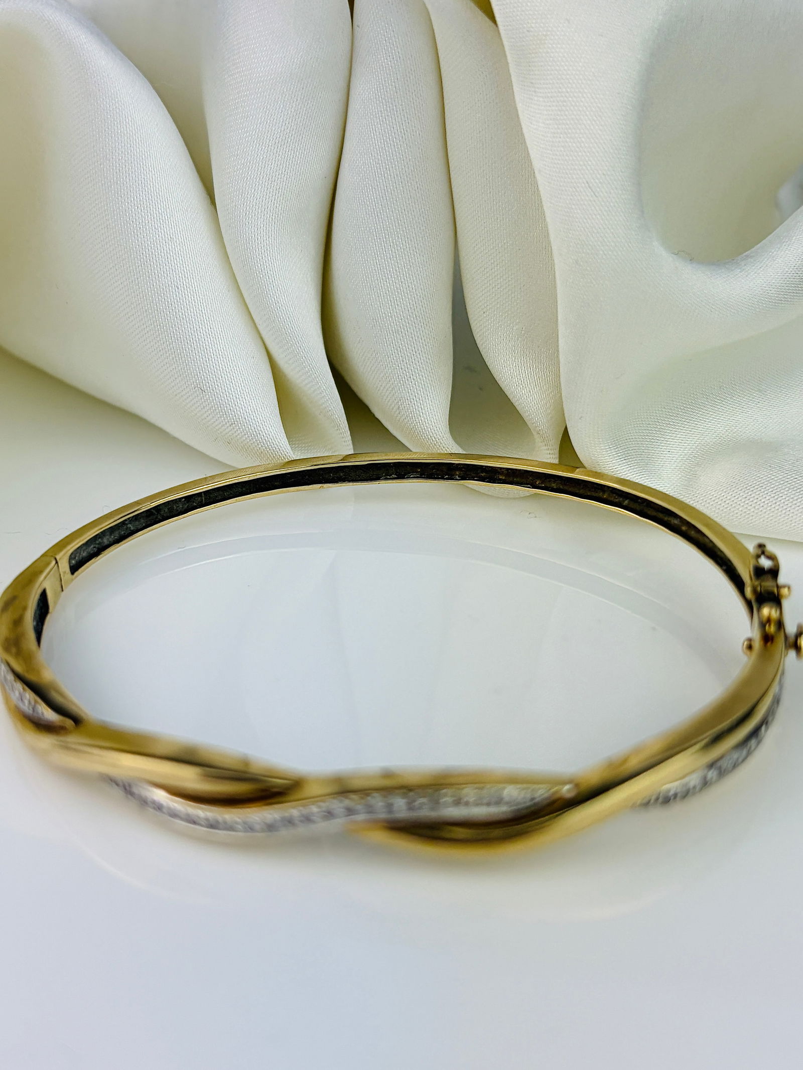 Wonderful Heavy 9ct Gold and Diamond Twisted Bangle Bracelet - 4