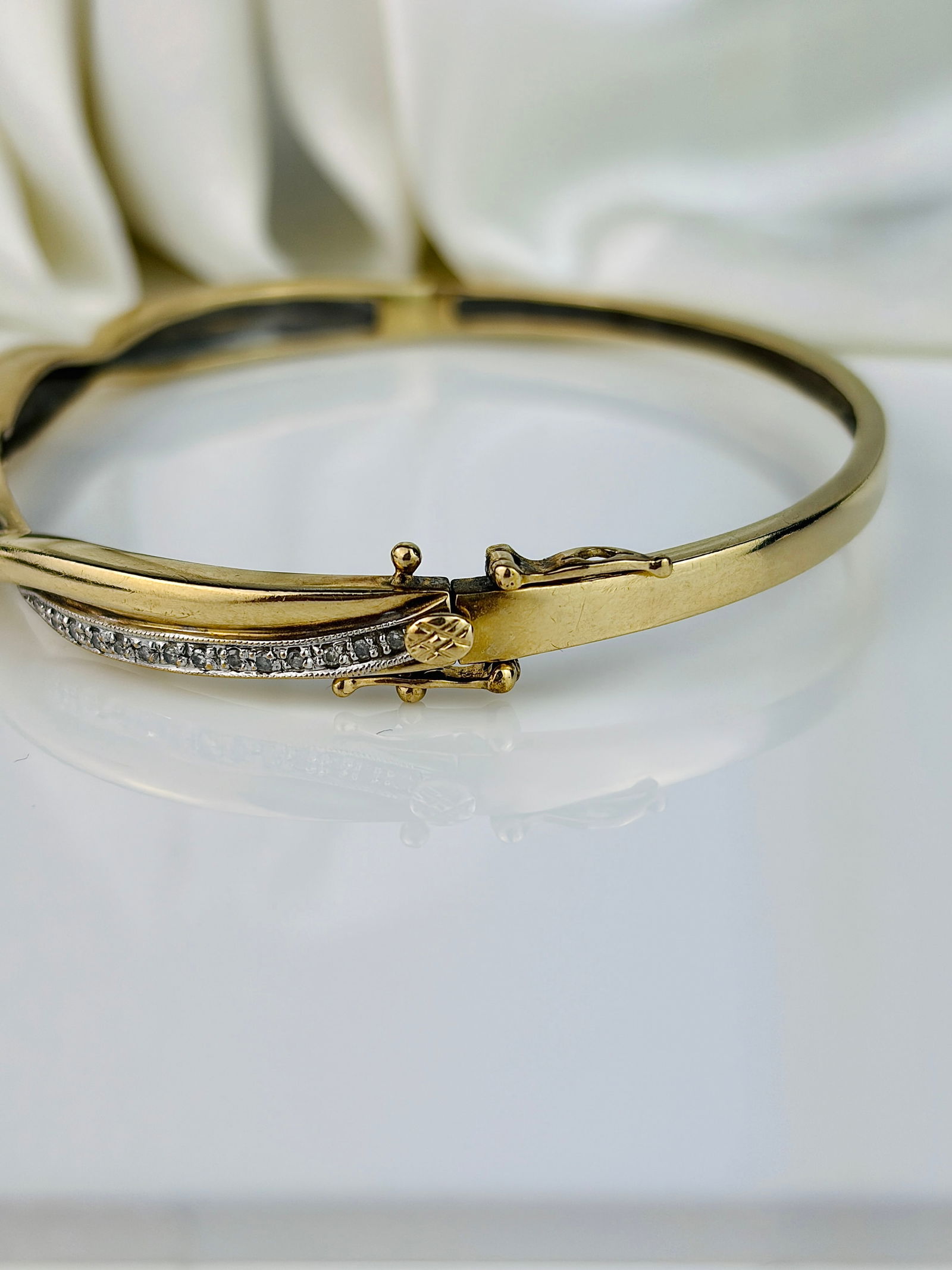 Wonderful Heavy 9ct Gold and Diamond Twisted Bangle Bracelet - 5