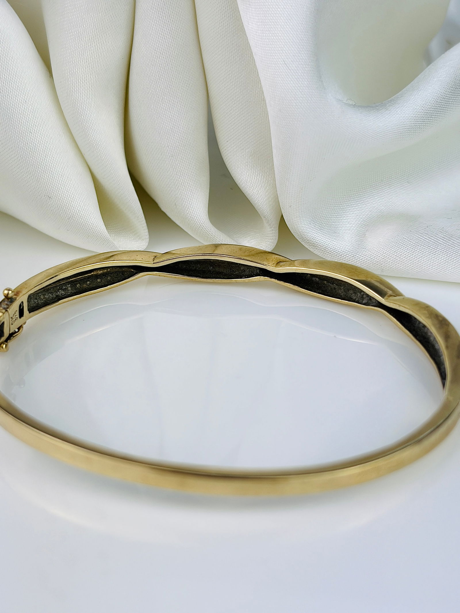 Wonderful Heavy 9ct Gold and Diamond Twisted Bangle Bracelet - 6