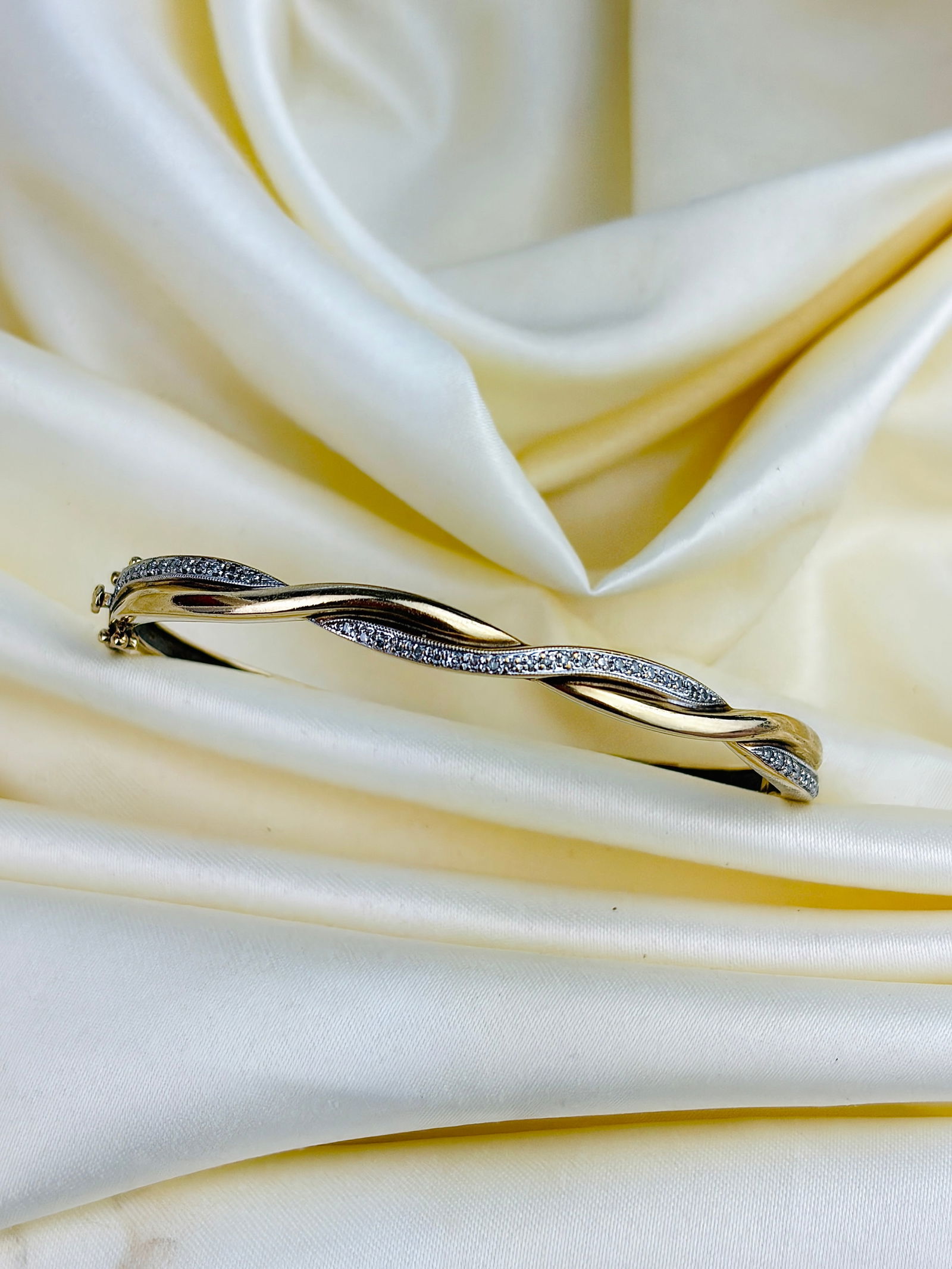 Wonderful Heavy 9ct Gold and Diamond Twisted Bangle Bracelet - 7