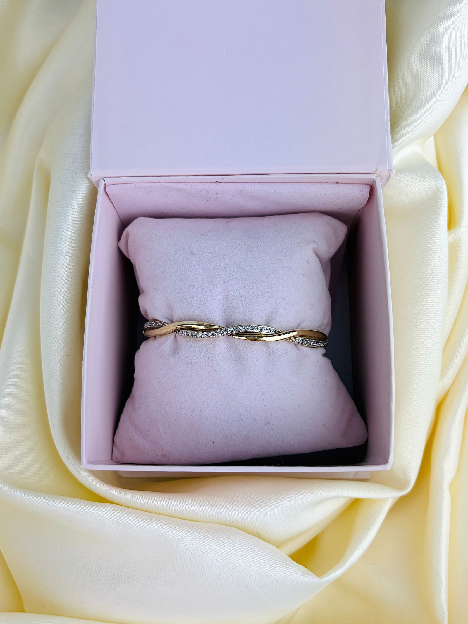 Wonderful Heavy 9ct Gold and Diamond Twisted Bangle Bracelet - 8