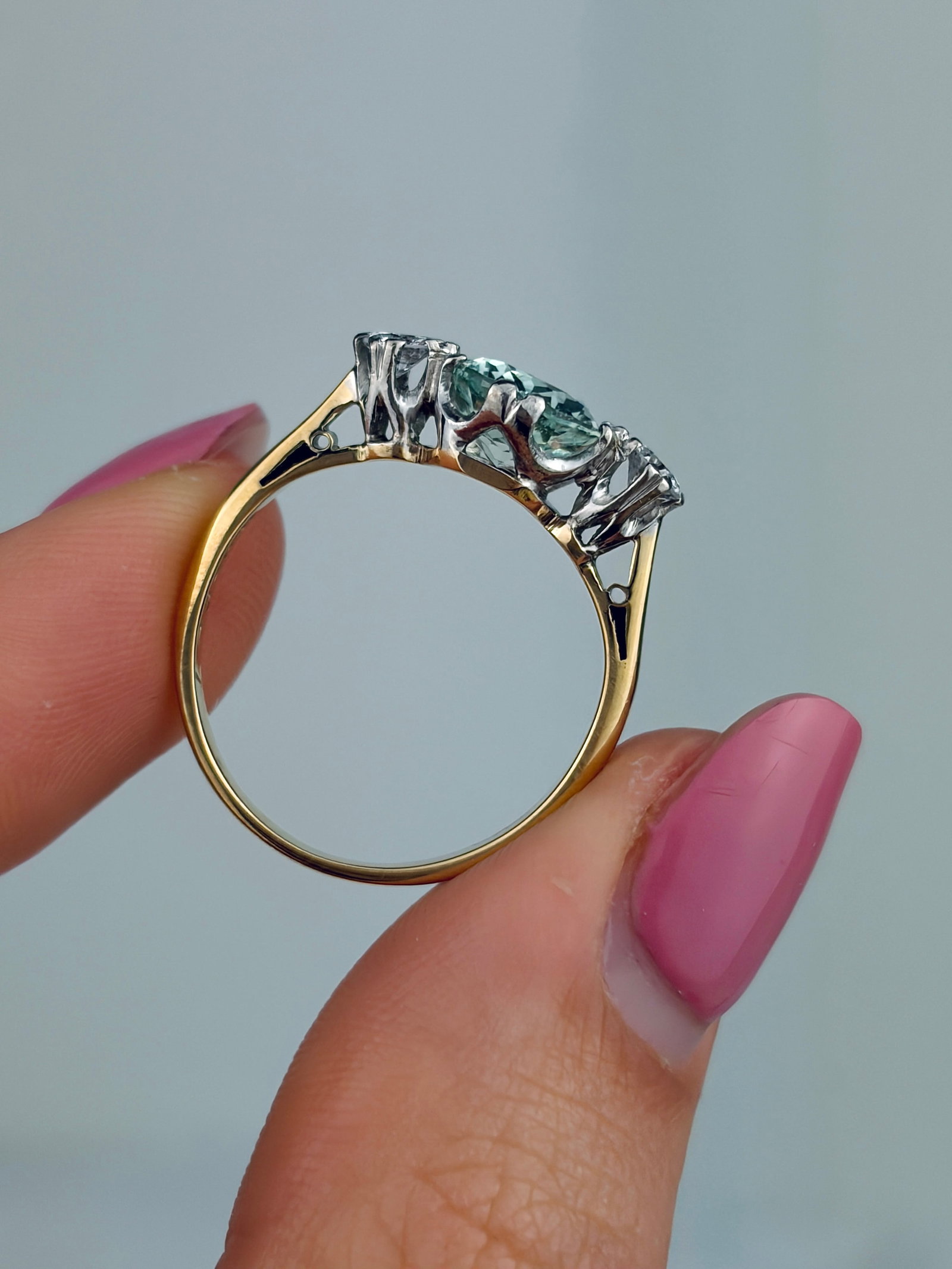 VINTAGE 18CT YELLOW GOLD AND PLATINUM AQUAMARINE AND DIAMOND 3 STONE RING - 6